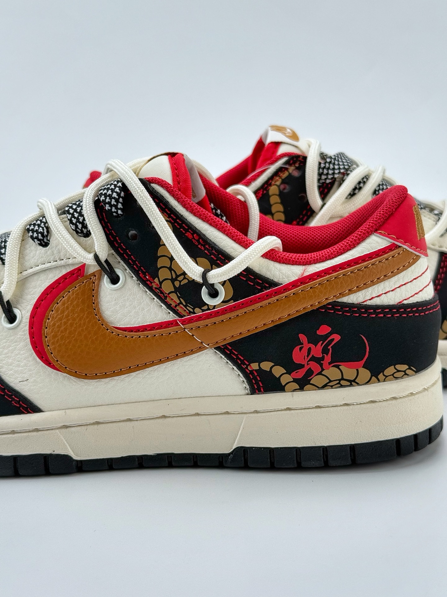 Nike SB Dunk Low 蛇年限定 白黑红双钩绑带满天星 SJ2068-312