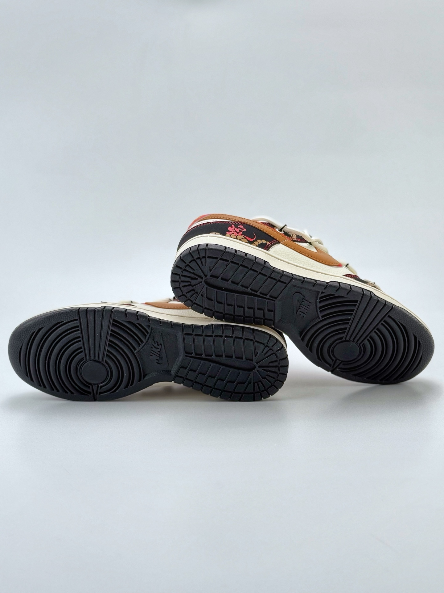 Nike SB Dunk Low 蛇年限定 白黑红双钩绑带满天星 SJ2068-312