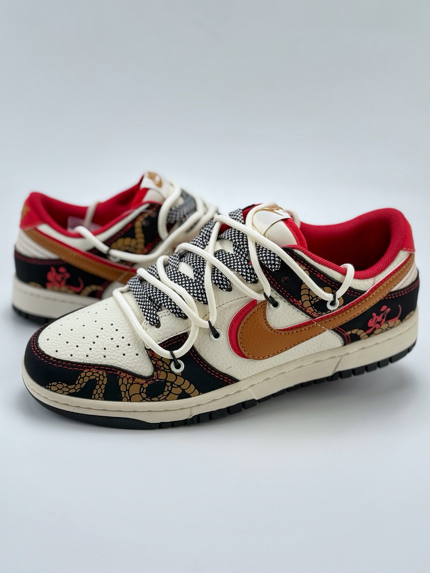 Nike SB Dunk Low 蛇年限定 白黑红双钩绑带满天星 SJ2068-312