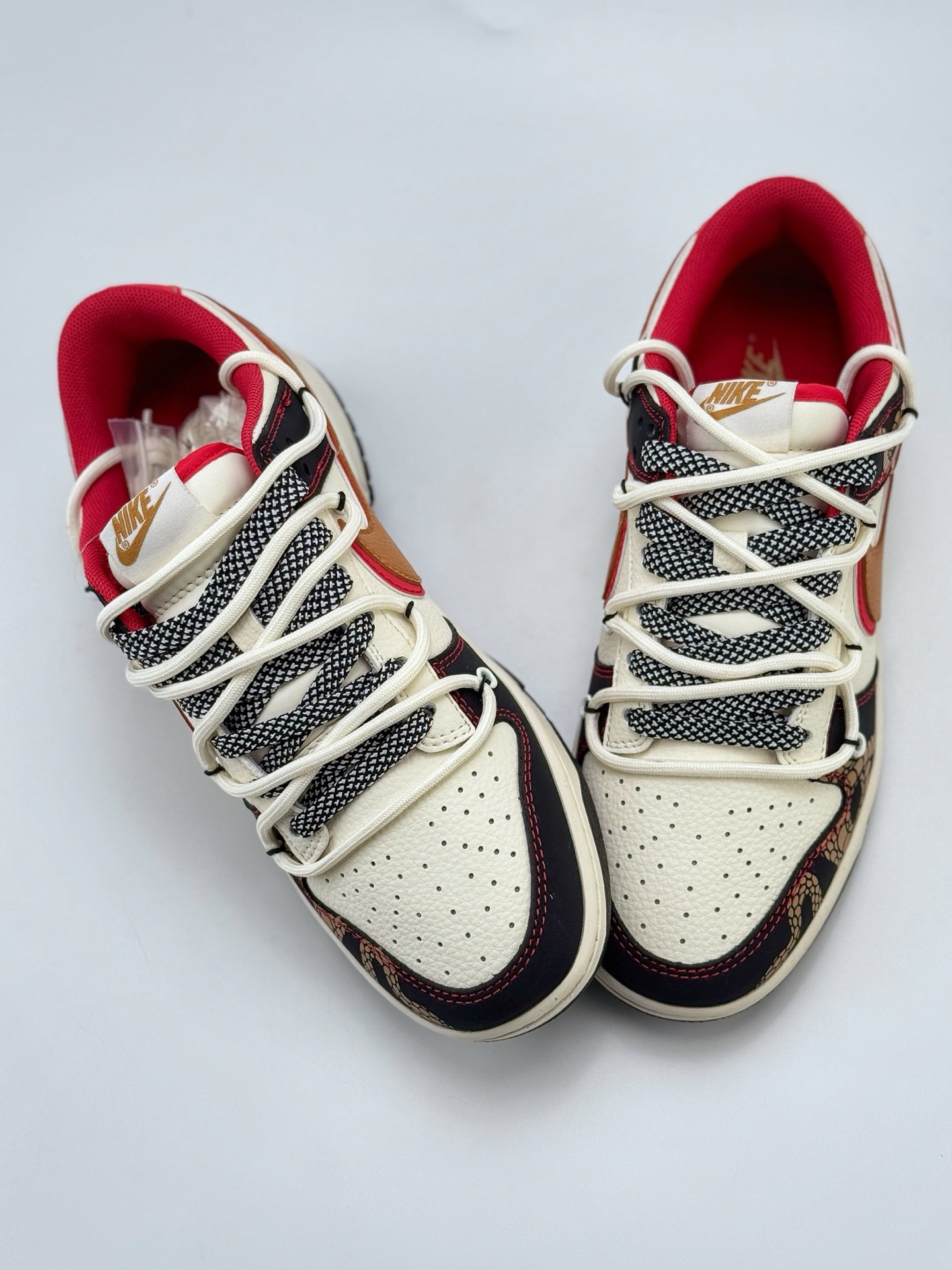 Nike SB Dunk Low 蛇年限定 白黑红双钩绑带满天星 SJ2068-312