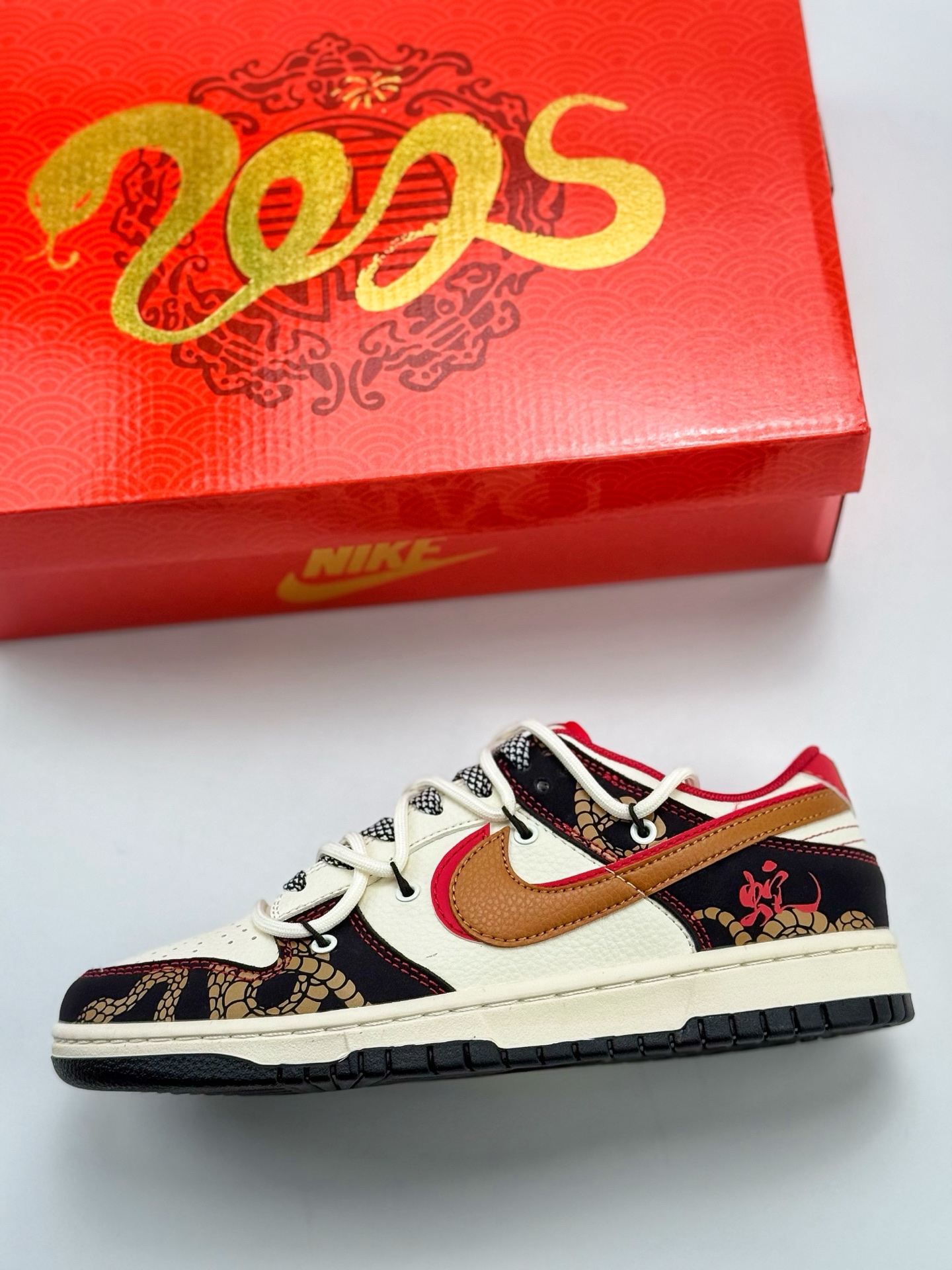Nike SB Dunk Low 蛇年限定 白黑红双钩绑带满天星 SJ2068-312