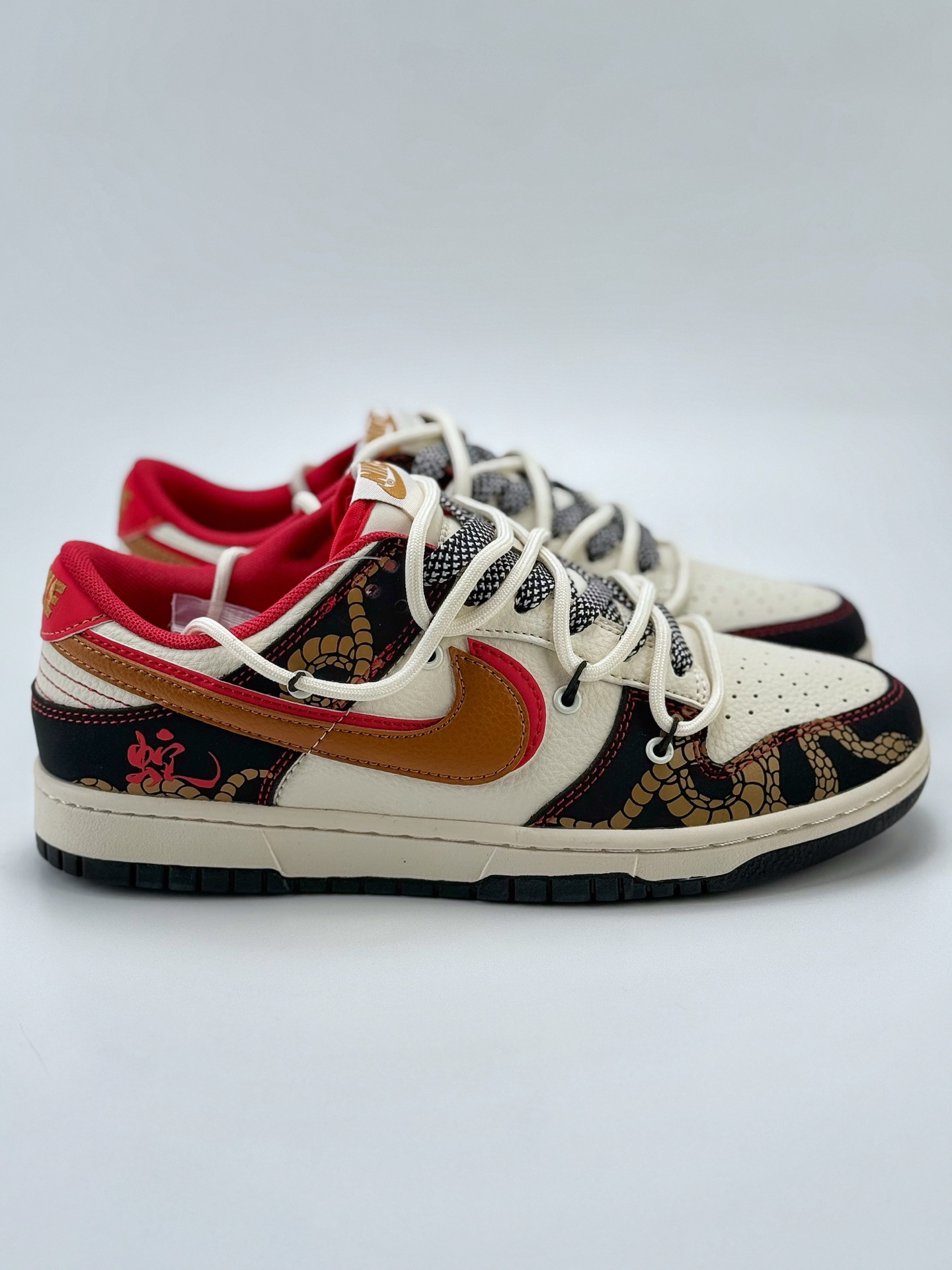 Nike SB Dunk Low 蛇年限定 白黑红双钩绑带满天星 SJ2068-312