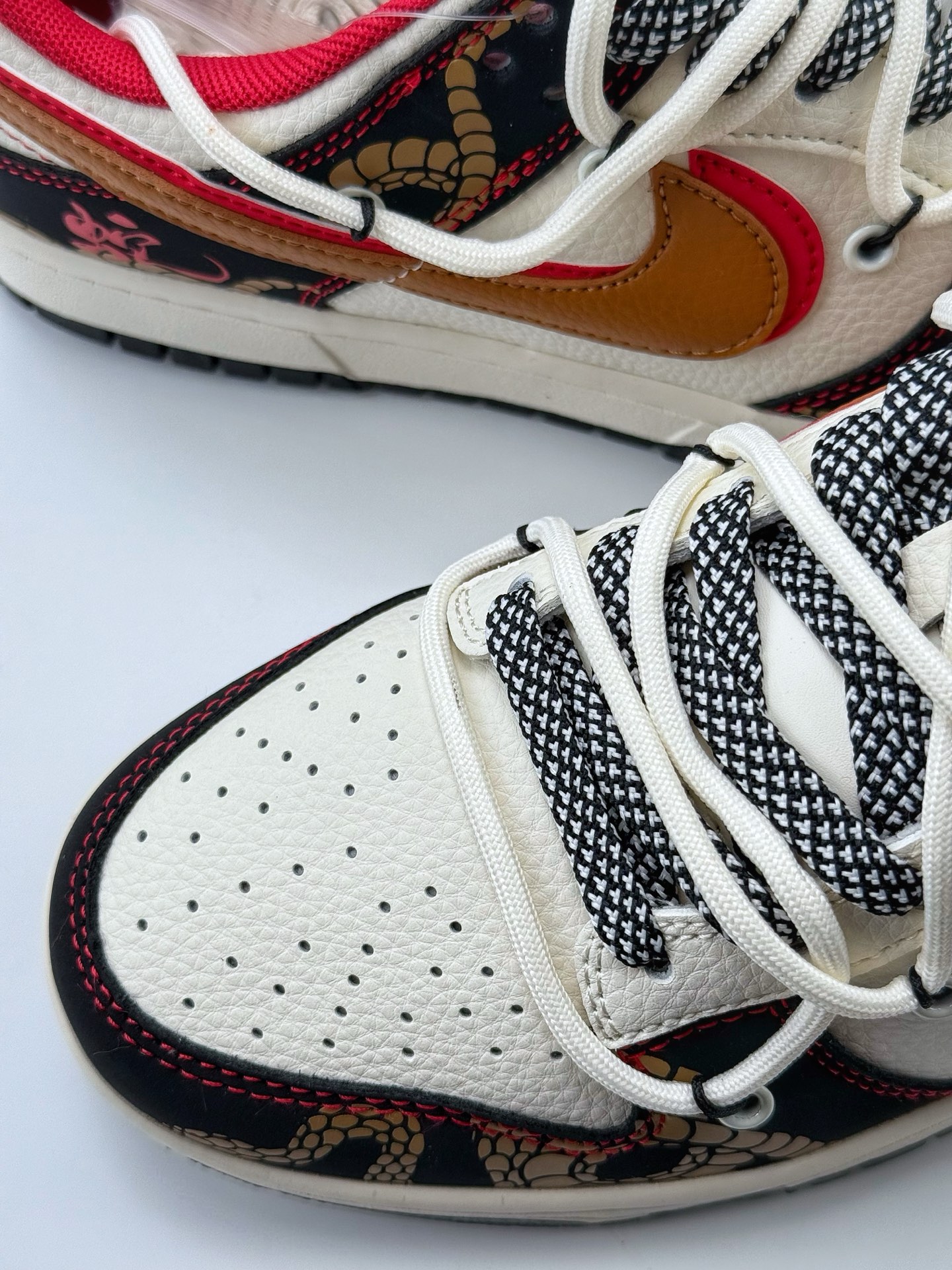 Nike SB Dunk Low 蛇年限定 白黑红双钩绑带满天星 SJ2068-312