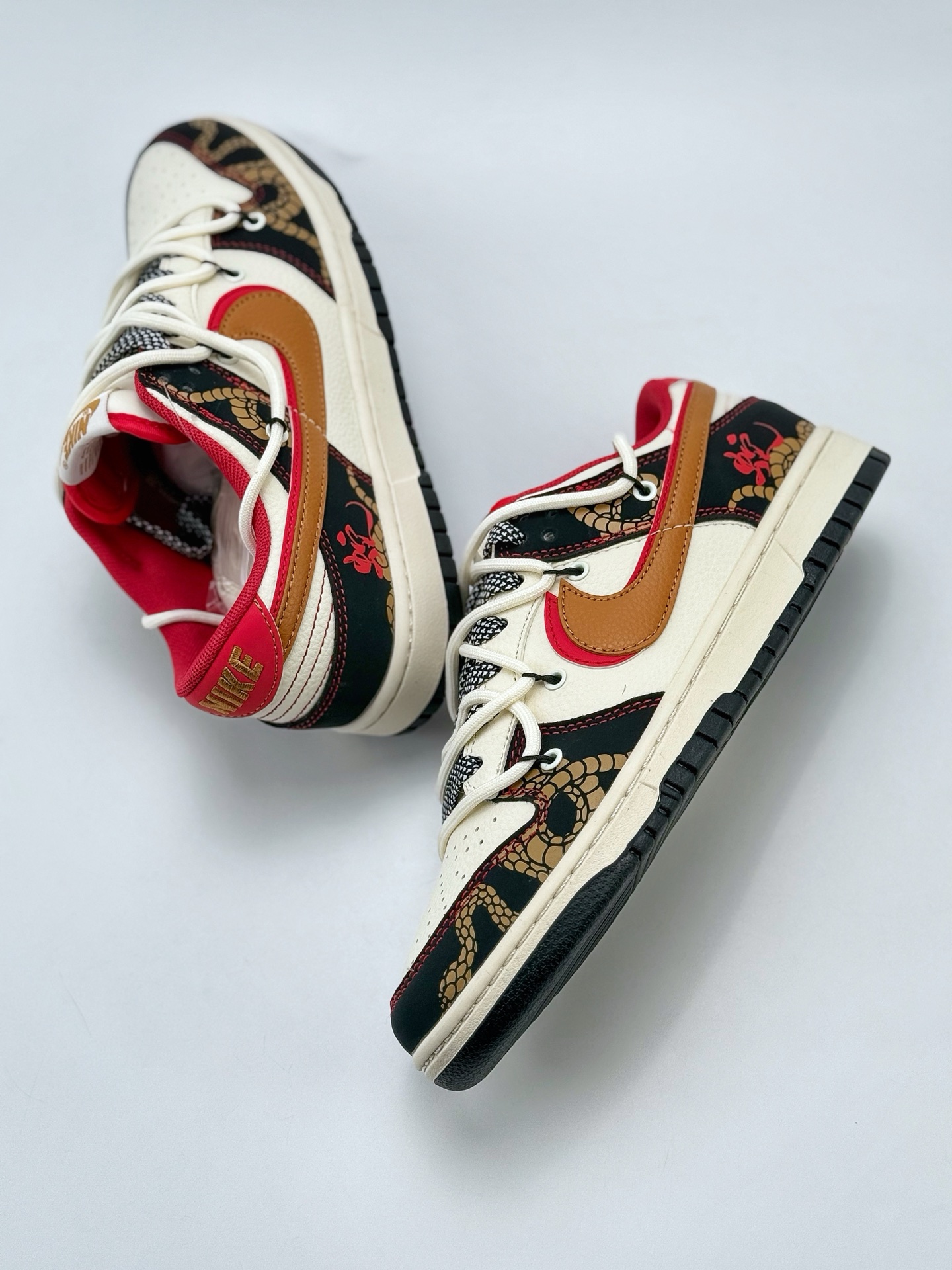 Nike SB Dunk Low 蛇年限定 白黑红双钩绑带满天星 SJ2068-312