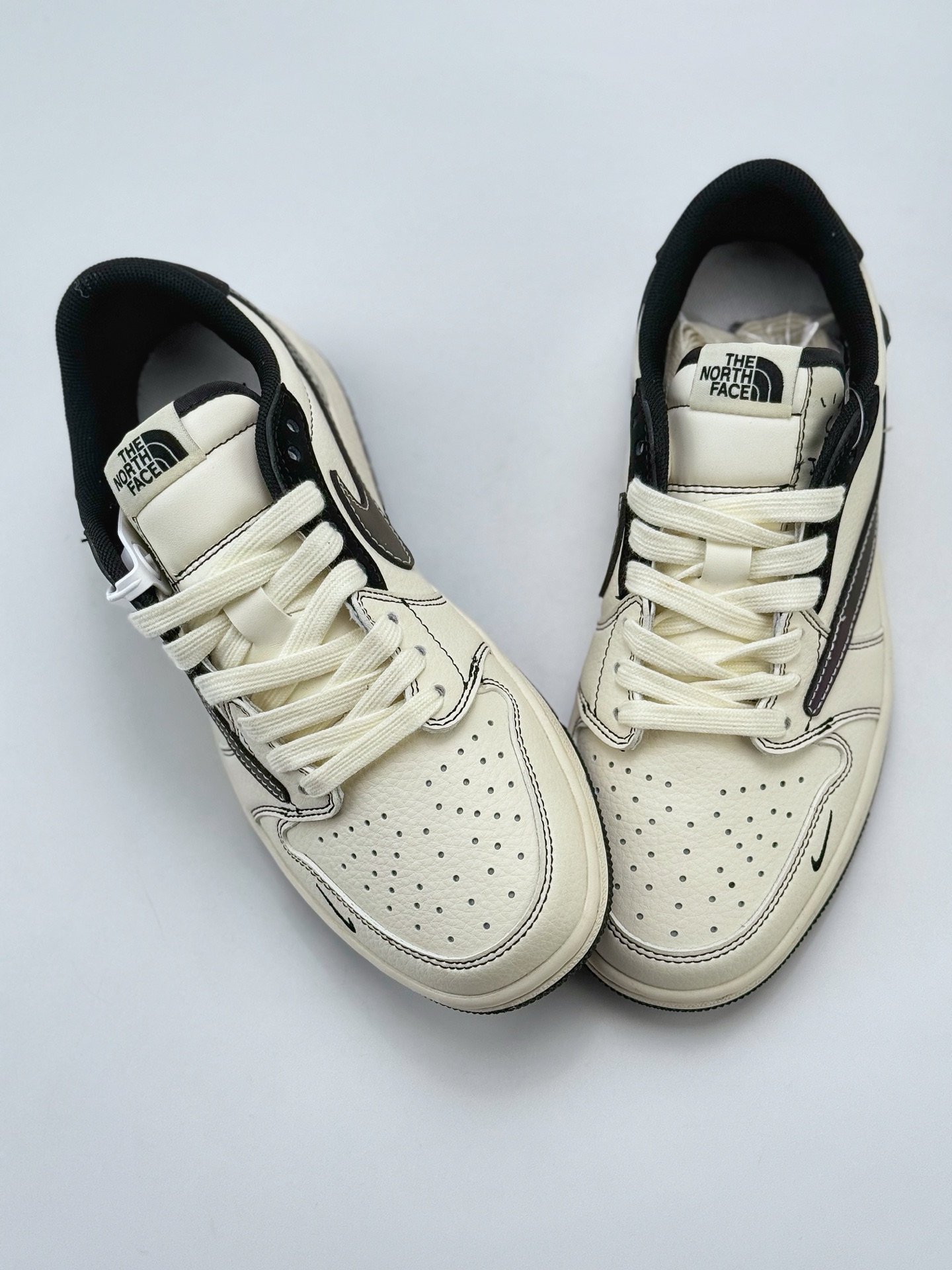 Travis Scott x Nike Air Jordan 1 Low x The North Face Air Jordan 1 Low 反转白黑小钩镭射钩倒钩 XS6089-500