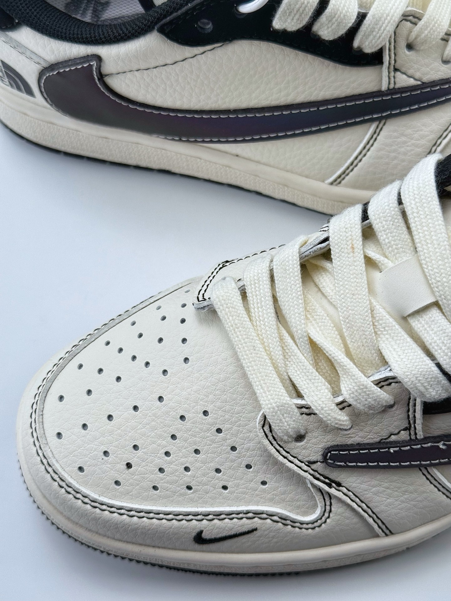 Travis Scott x Nike Air Jordan 1 Low x The North Face Air Jordan 1 Low 反转白黑小钩镭射钩倒钩 XS6089-500