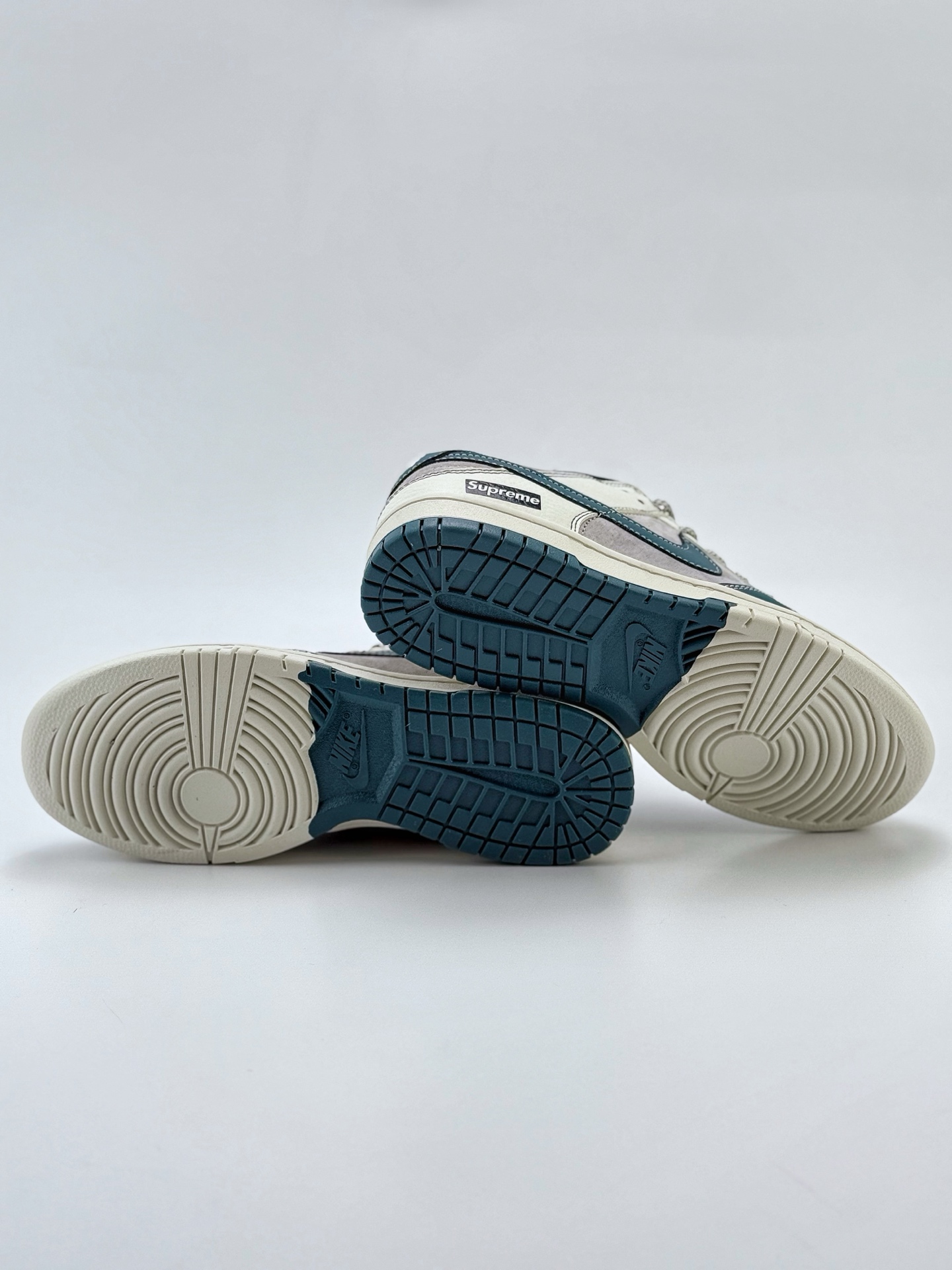 Nike SB Dunk Low x Supreme 白青灰满天星 CY5979-113