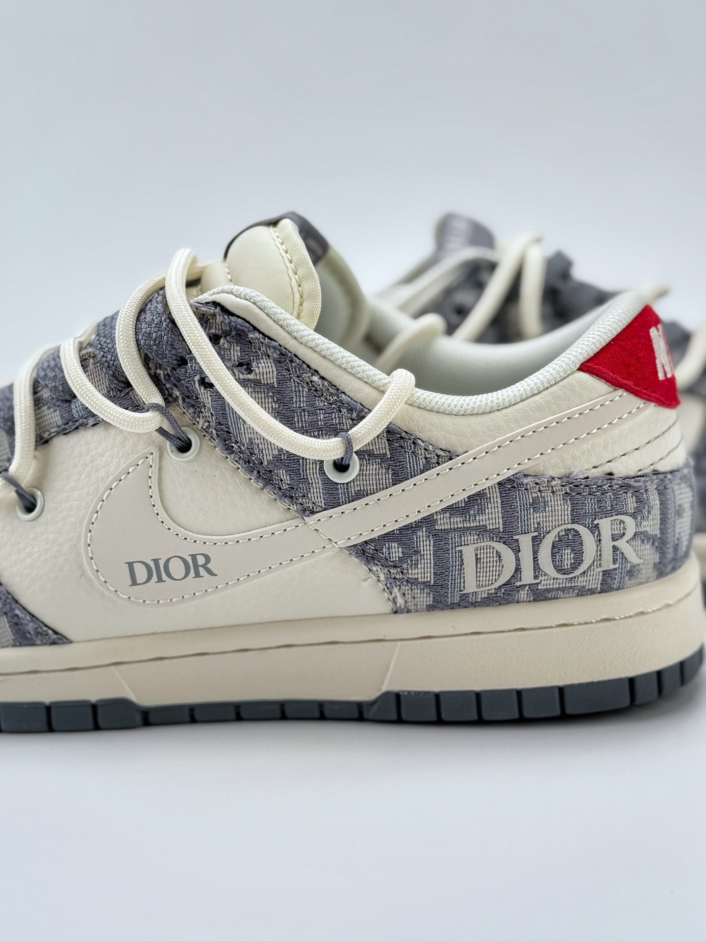 300 Nike SB Dunk Low x DIOR 白灰红小钩绑带满天星  SJ2068-316
