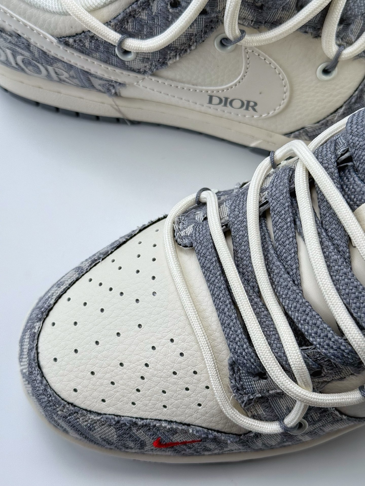 300 Nike SB Dunk Low x DIOR 白灰红小钩绑带满天星  SJ2068-316