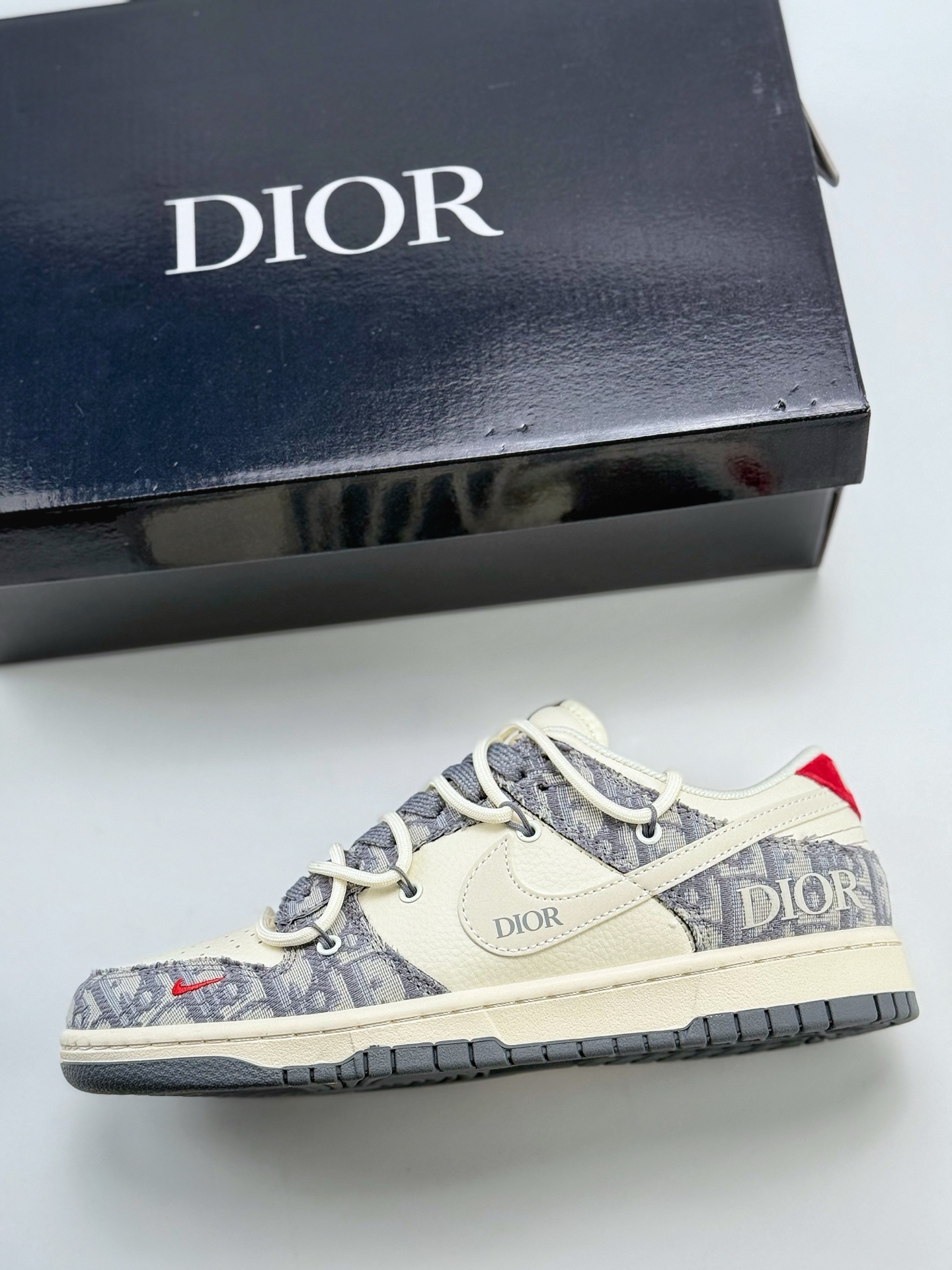300 Nike SB Dunk Low x DIOR 白灰红小钩绑带满天星  SJ2068-316
