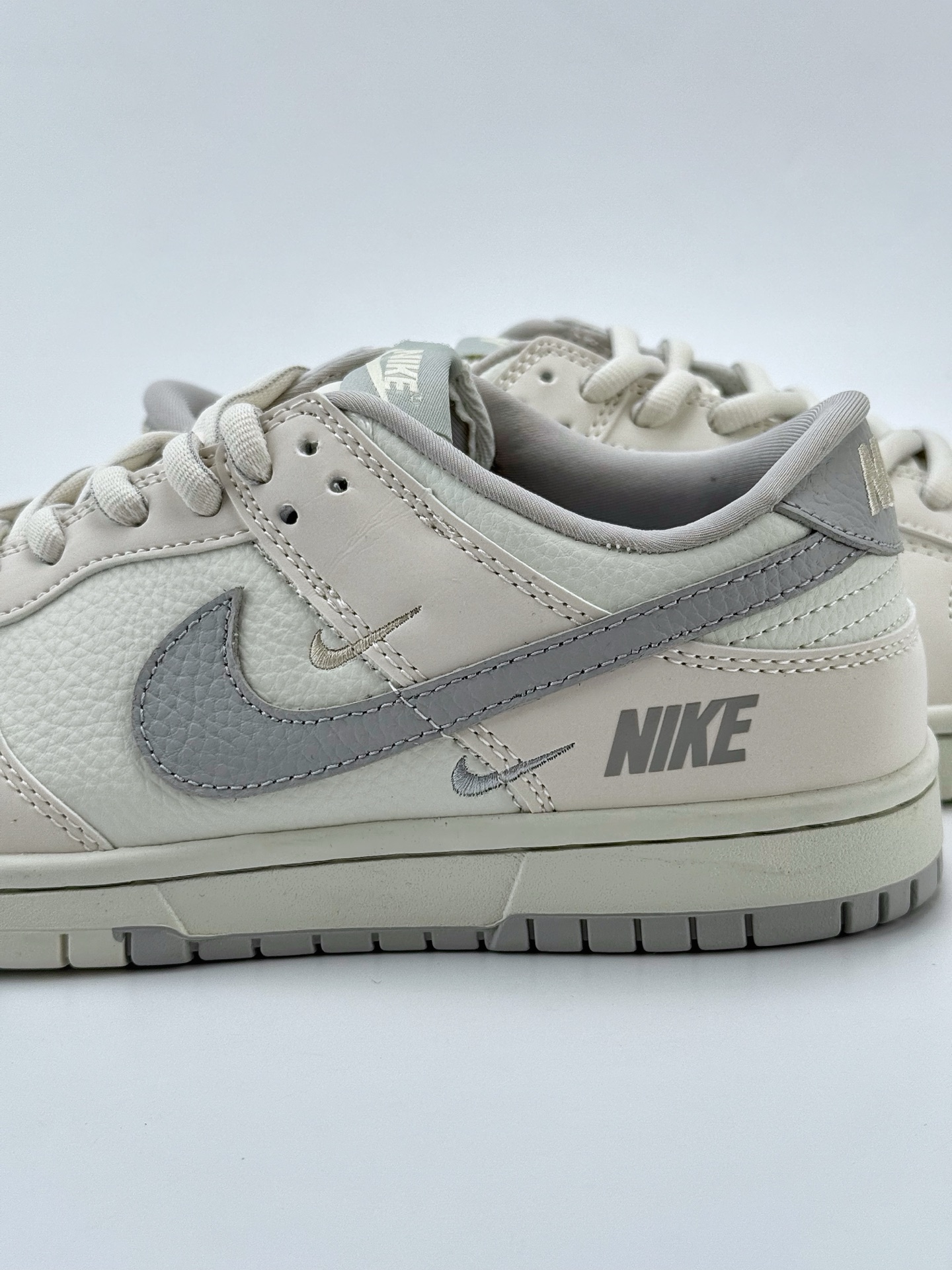 280 Nike SB Dunk Low x Louis Vuitton 白灰三小钩  SC9207-401