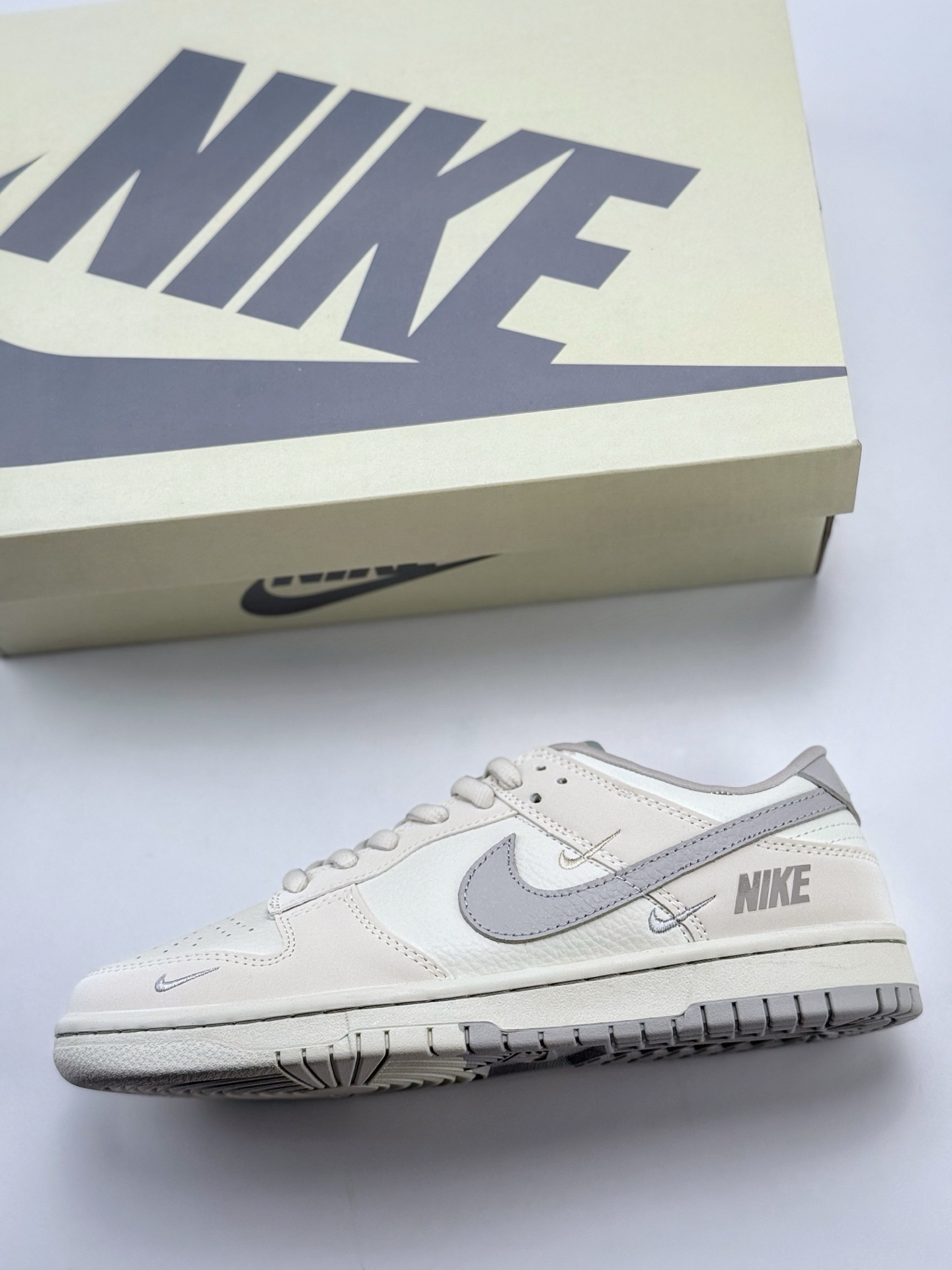 280 Nike SB Dunk Low x Louis Vuitton 白灰三小钩  SC9207-401