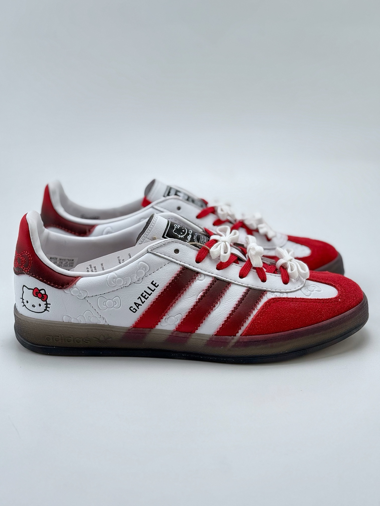 180 adidas Originals Gazelle INdoor x Hello Kitty/凯蒂猫 白红 三叶草休闲防滑耐磨低帮板鞋  II0013