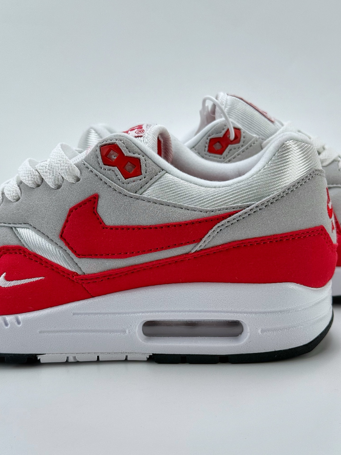 210 Nike Air Max 1 x SWOOSH Exclusive ”Low Poly” 白红 复古休闲跑步鞋 HQ5882-100