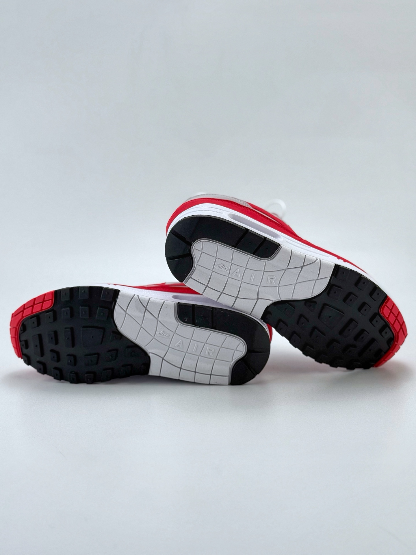 210 Nike Air Max 1 x SWOOSH Exclusive ”Low Poly” 白红 复古休闲跑步鞋 HQ5882-100