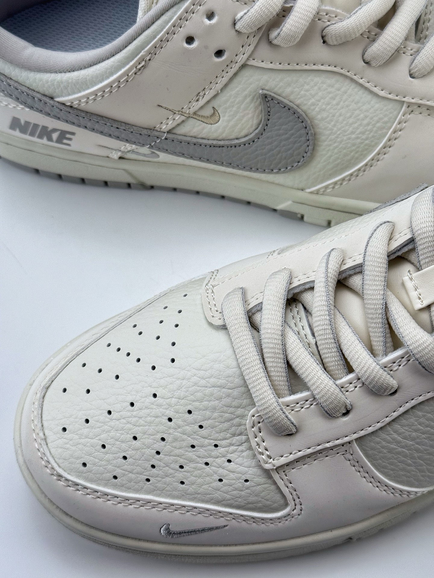 280 Nike SB Dunk Low x Louis Vuitton 白灰三小钩  SC9207-401