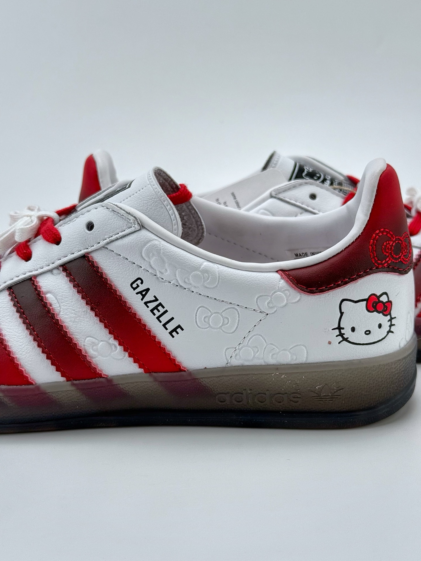 180 adidas Originals Gazelle INdoor x Hello Kitty/凯蒂猫 白红 三叶草休闲防滑耐磨低帮板鞋  II0013