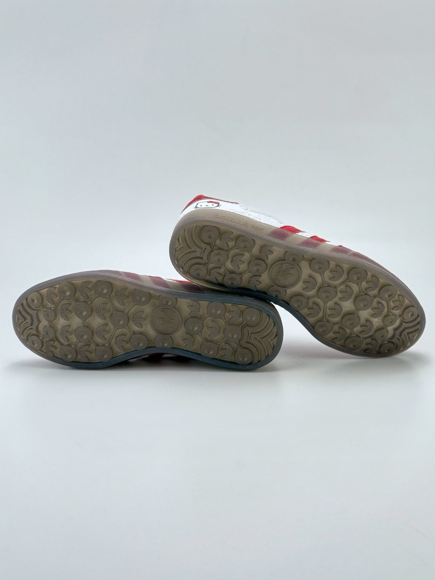 180 adidas Originals Gazelle INdoor x Hello Kitty/凯蒂猫 白红 三叶草休闲防滑耐磨低帮板鞋  II0013