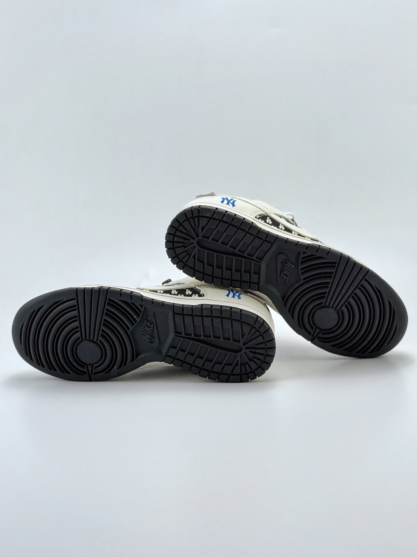 280 Nike SB Dunk Low x MLB 白黑双小钩满天星  CS1688-101