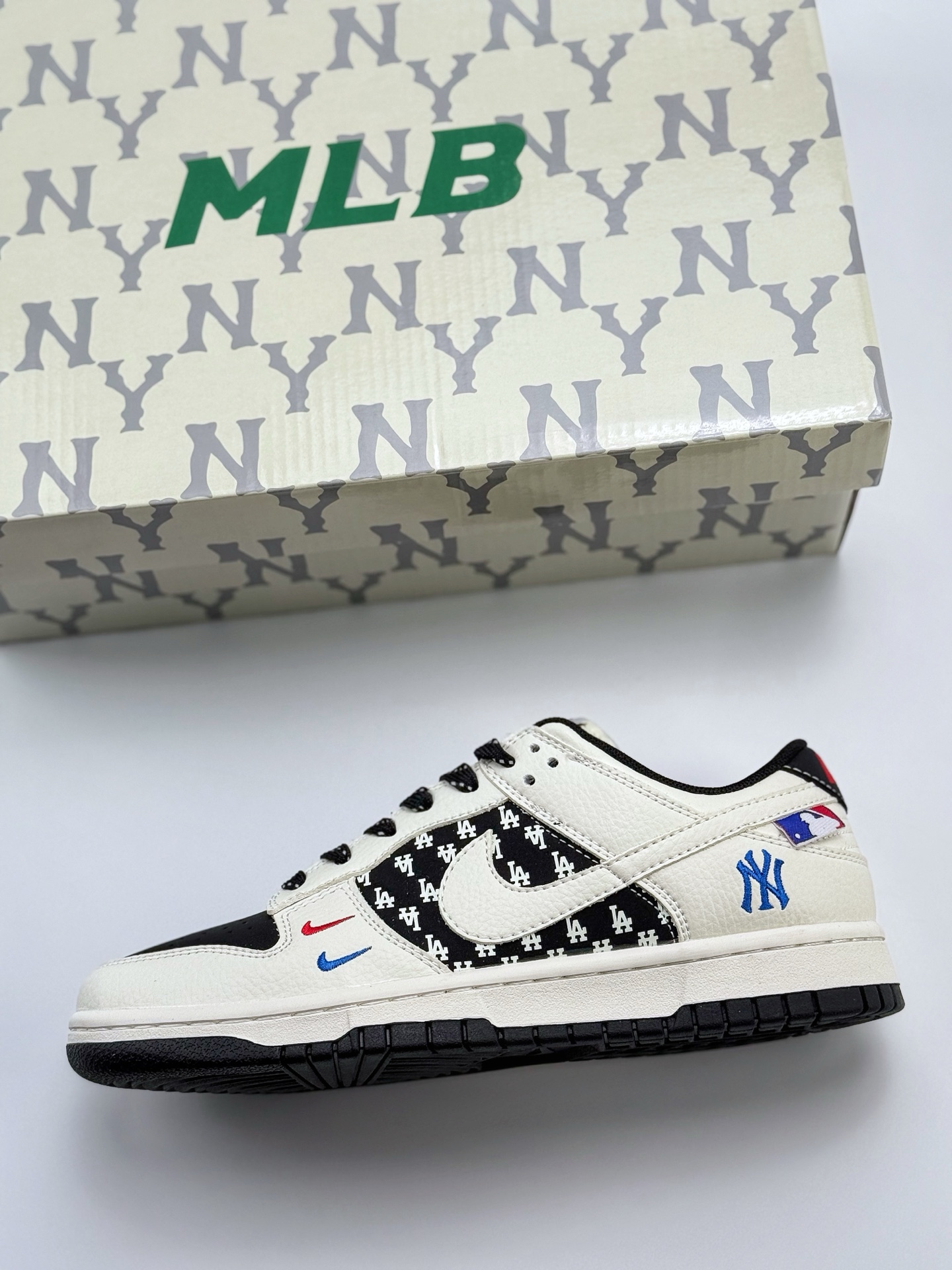 280 Nike SB Dunk Low x MLB 白黑双小钩满天星  CS1688-101