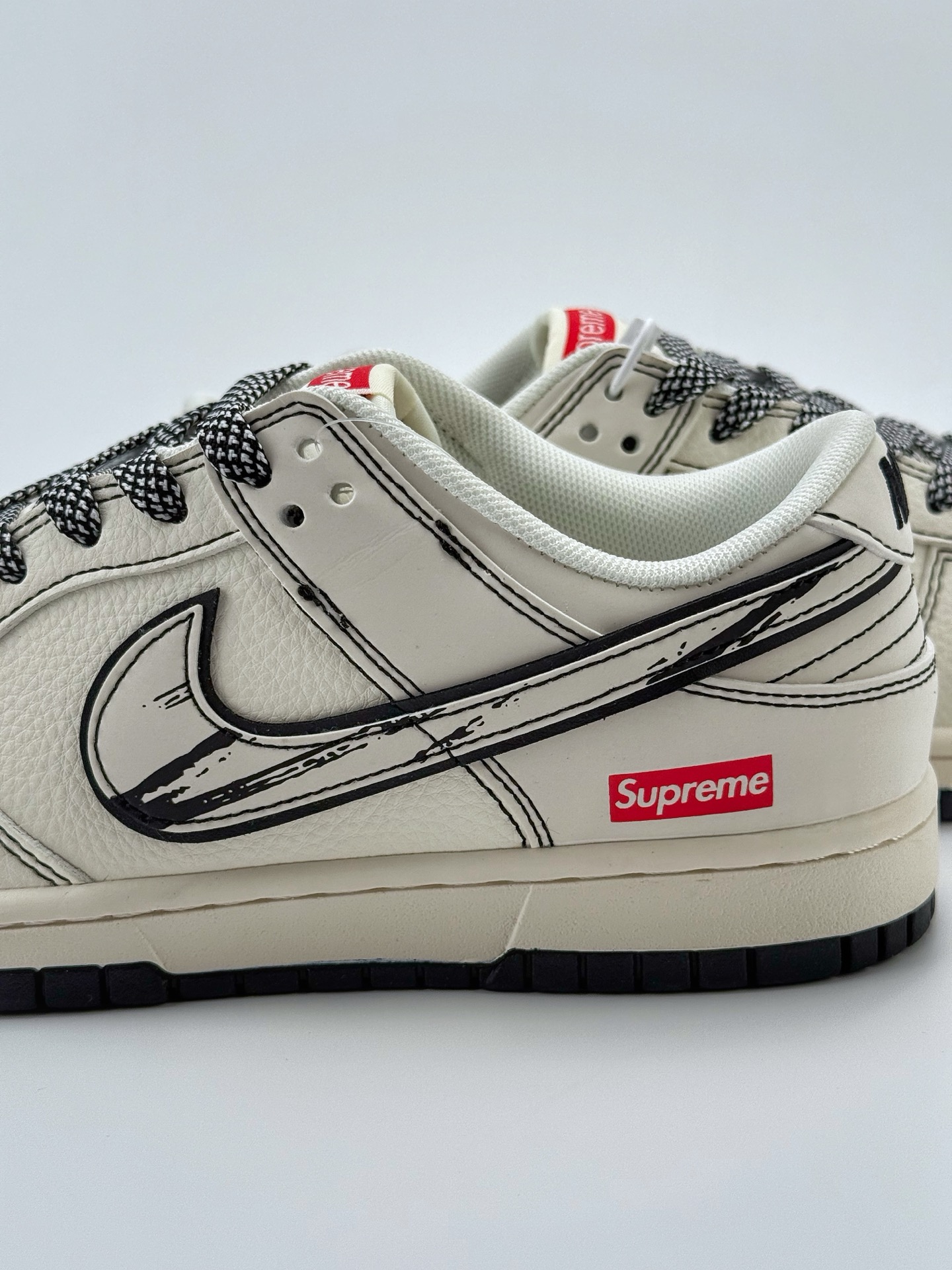 280 Nike SB Dunk Low x Supreme 白黑小钩满天星  JJ2508-560