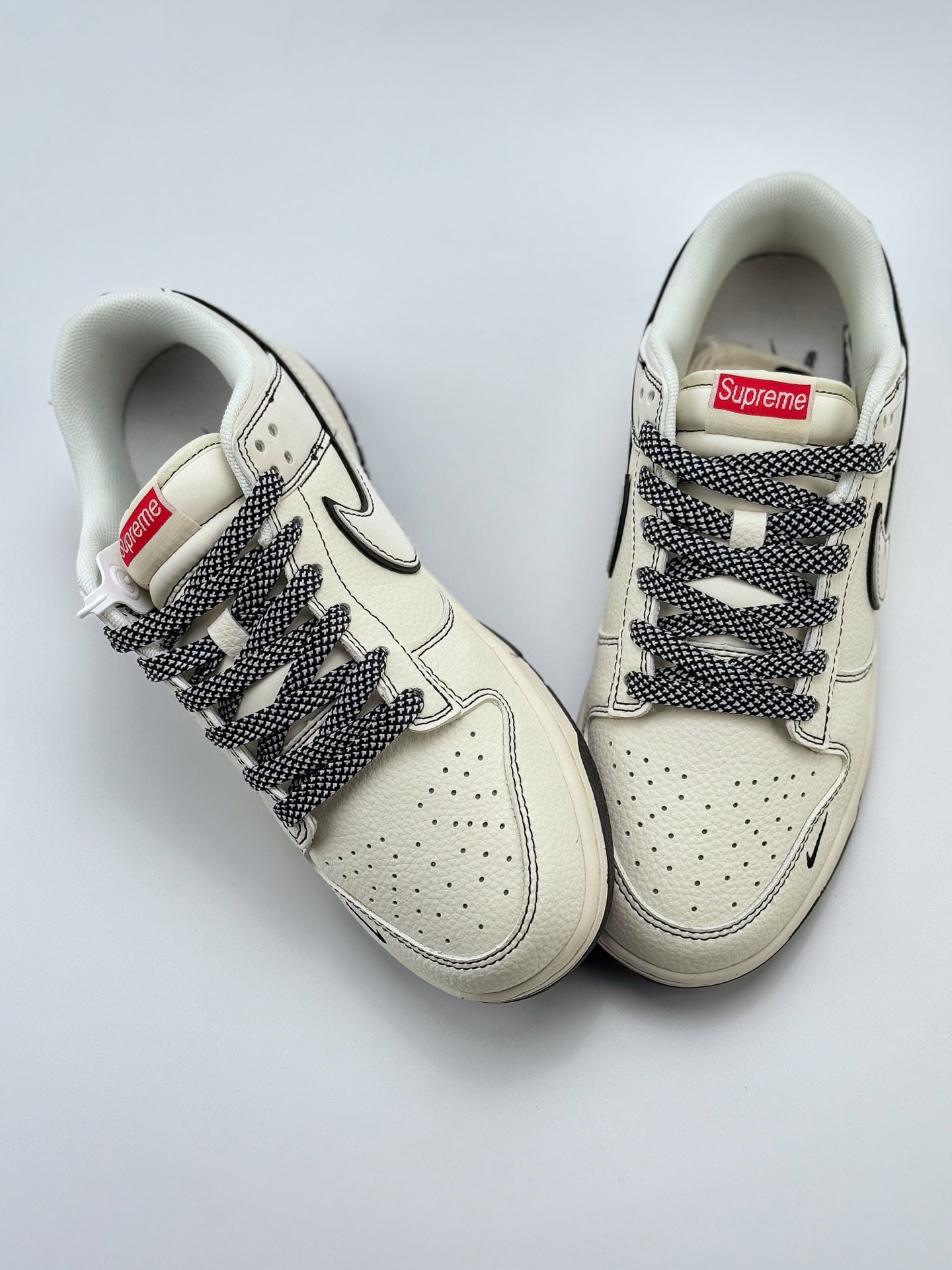 280 Nike SB Dunk Low x Supreme 白黑小钩满天星  JJ2508-560