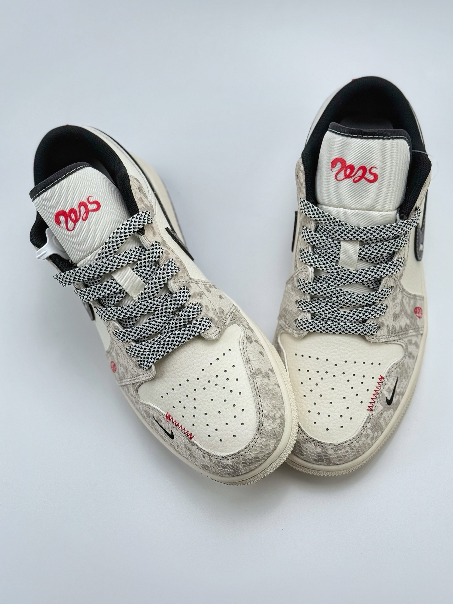 280 Air Jordan 1 Retro Low 蛇年限定 米白黑小钩满天星  SJ9950-055