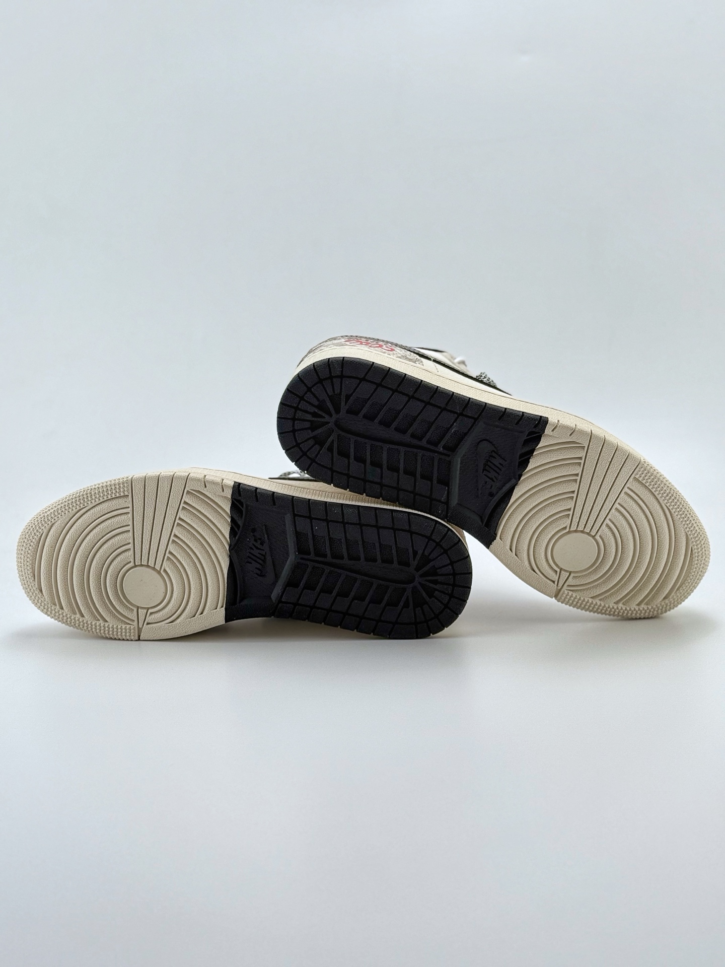 280 Air Jordan 1 Retro Low 蛇年限定 米白黑小钩满天星  SJ9950-055