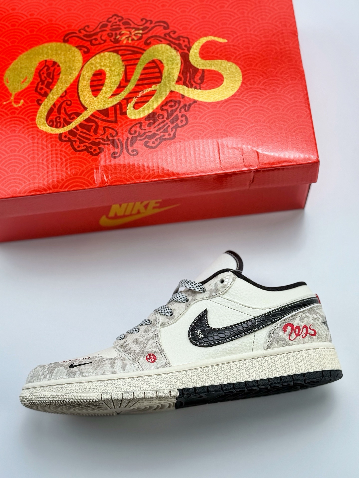280 Air Jordan 1 Retro Low 蛇年限定 米白黑小钩满天星  SJ9950-055