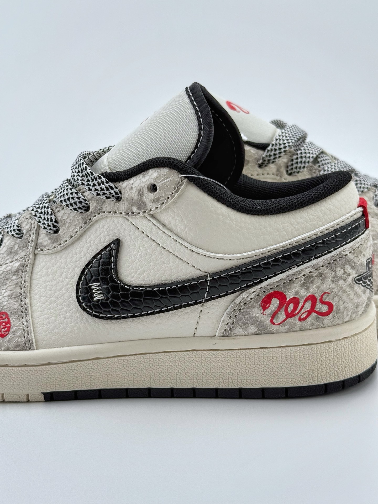 280 Air Jordan 1 Retro Low 蛇年限定 米白黑小钩满天星  SJ9950-055