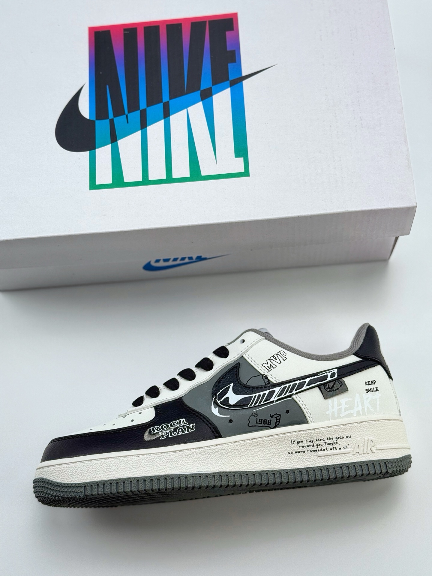 260 Nike Air Force 1 Low 07 黑白灰涂鸦  DB3301-660