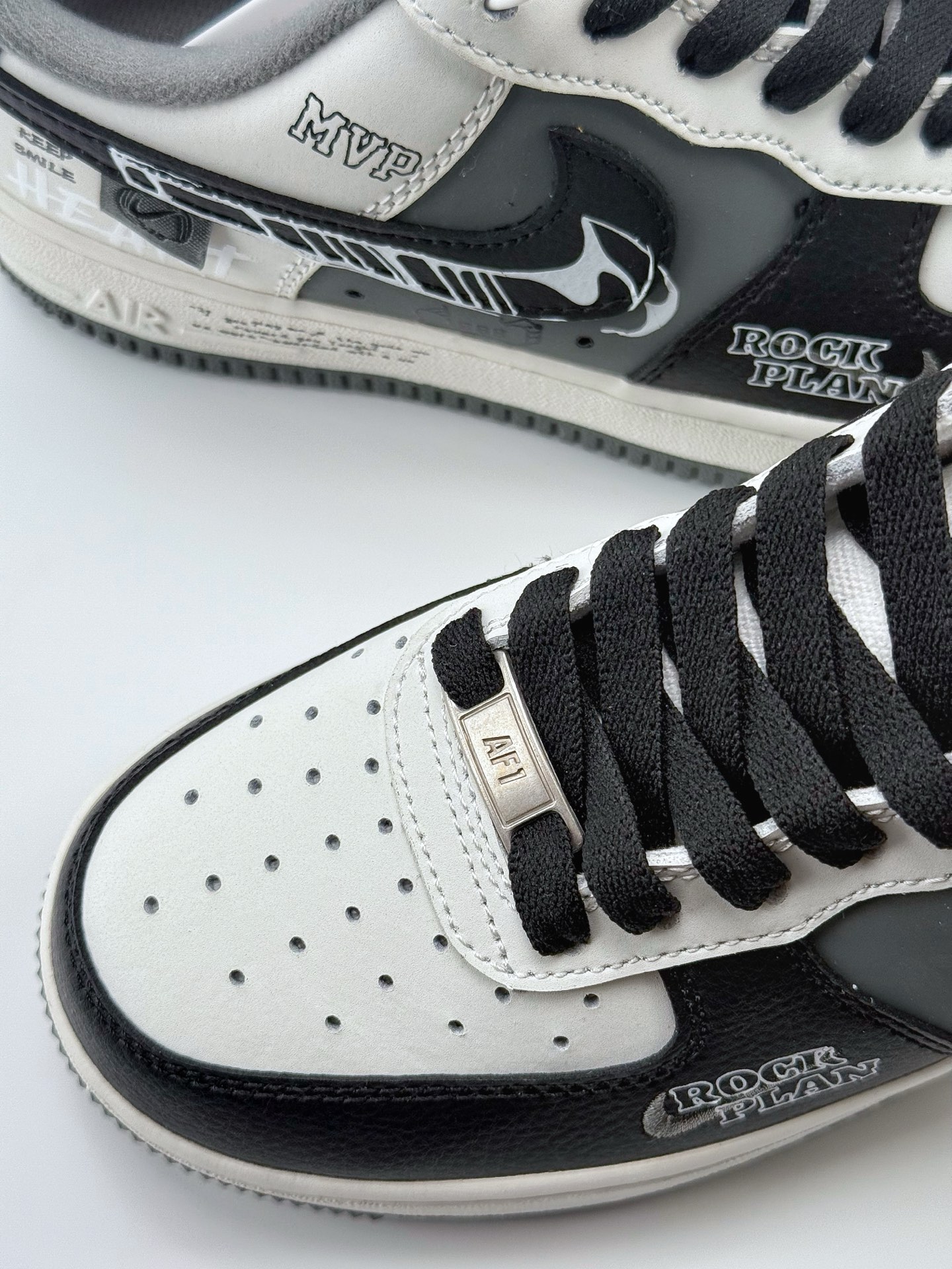 260 Nike Air Force 1 Low 07 黑白灰涂鸦  DB3301-660