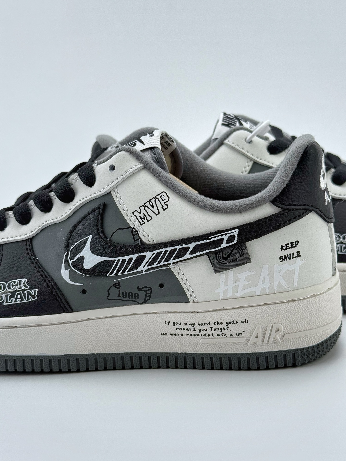 260 Nike Air Force 1 Low 07 黑白灰涂鸦  DB3301-660