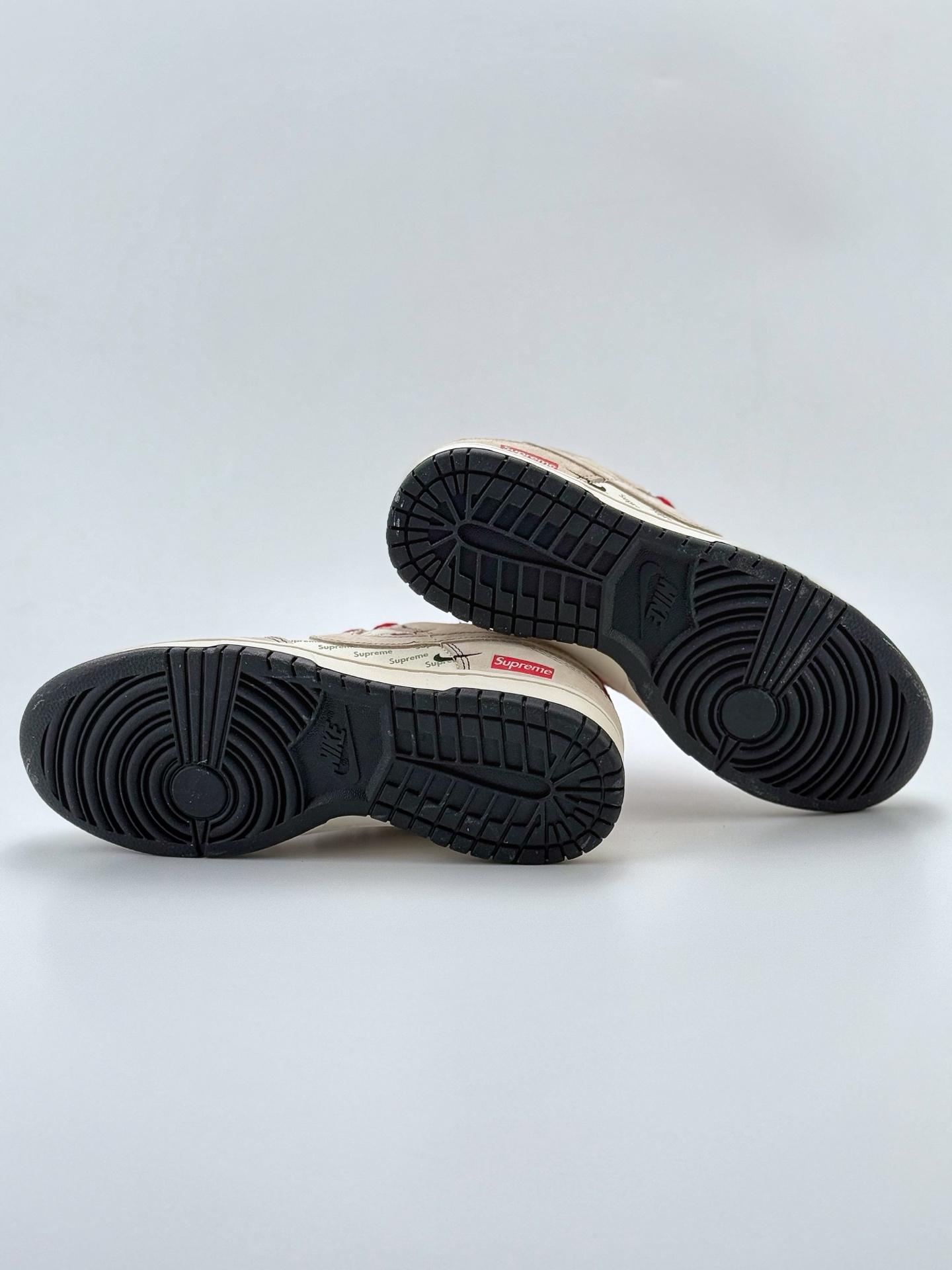 240 Nike SB Dunk Low x Supreme 白灰红三小钩  XS1086-024