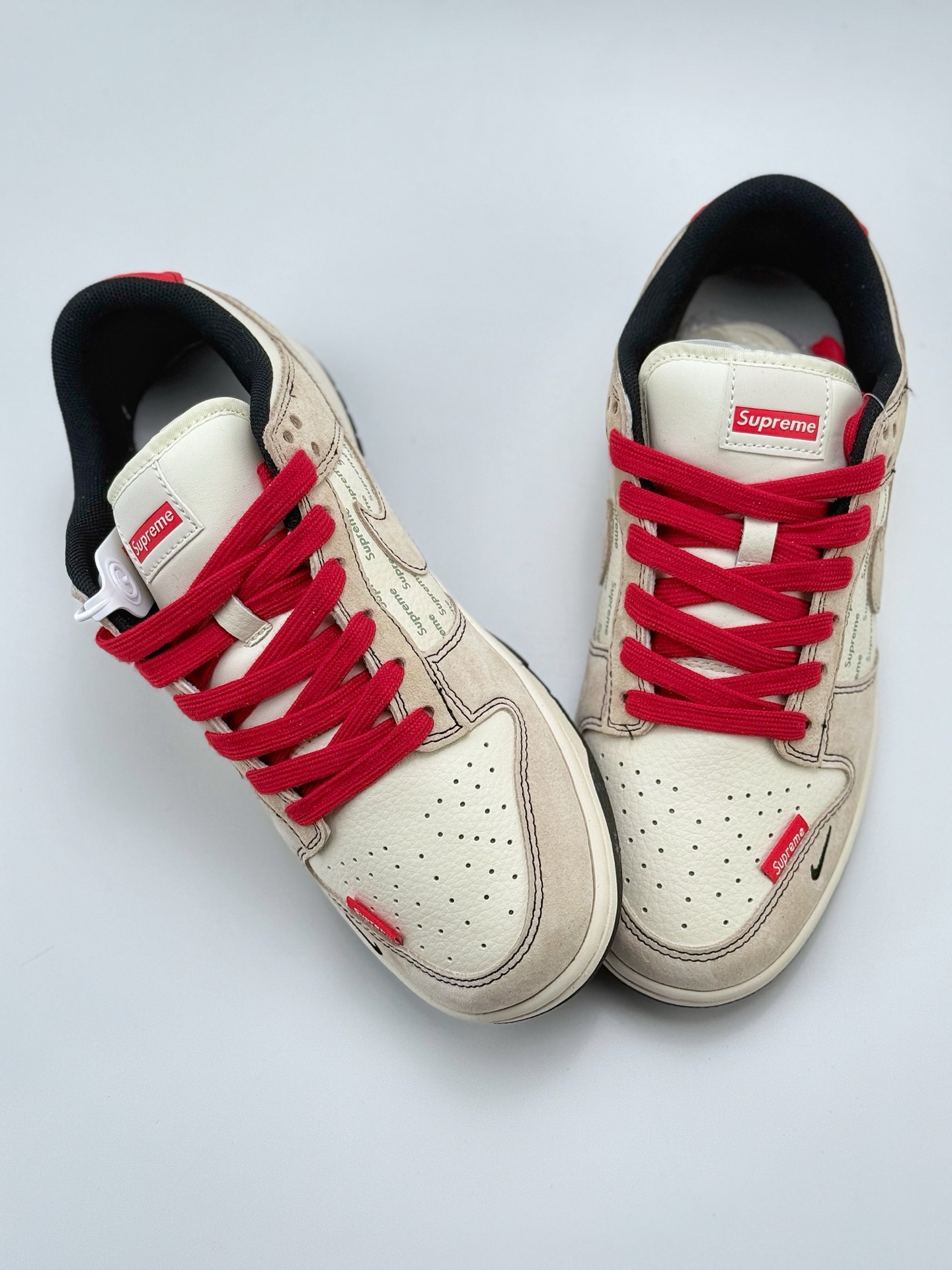 240 Nike SB Dunk Low x Supreme 白灰红三小钩  XS1086-024