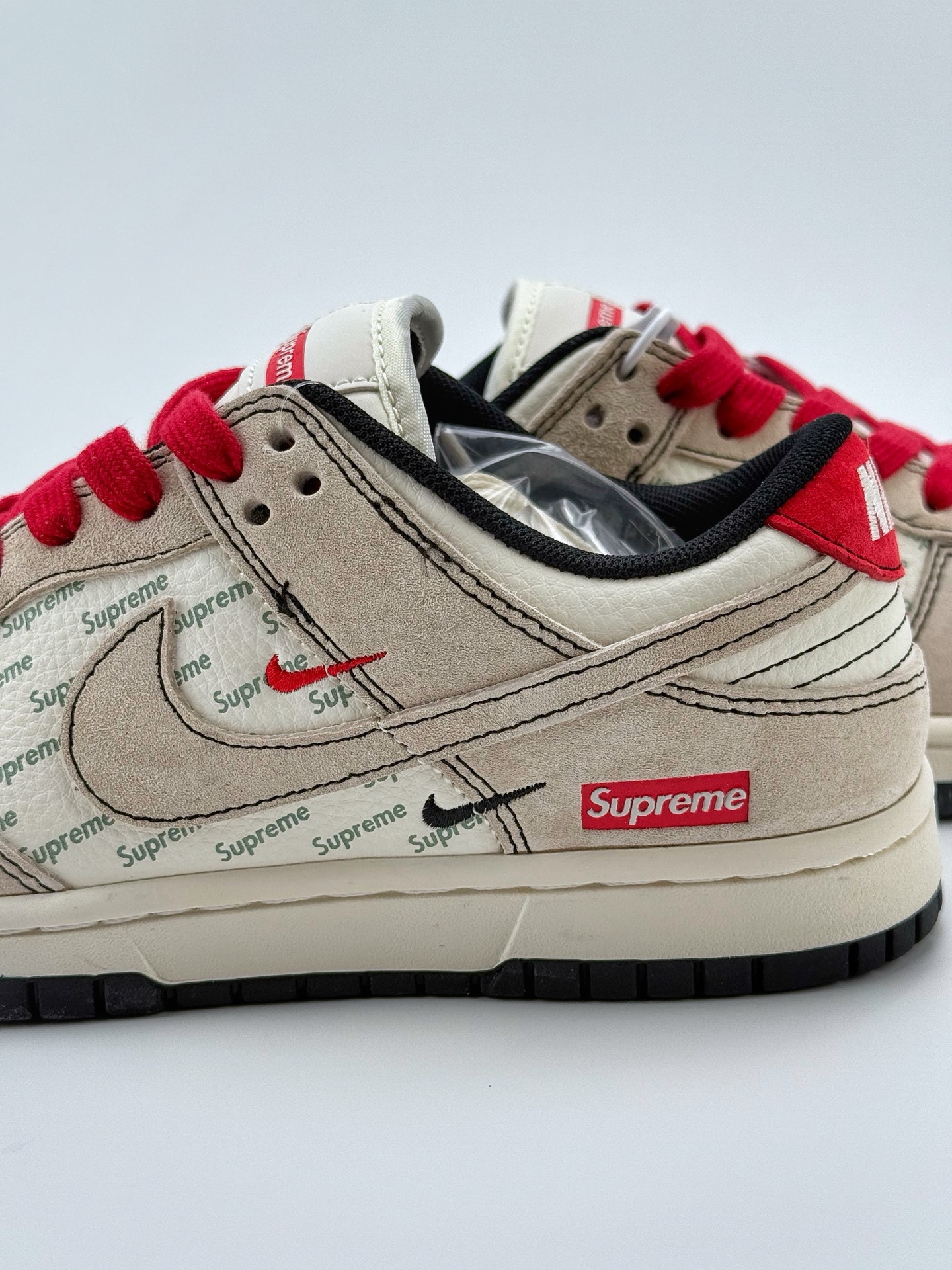 240 Nike SB Dunk Low x Supreme 白灰红三小钩  XS1086-024