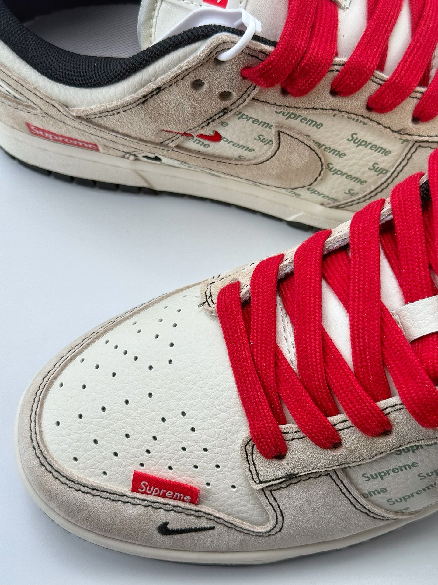 240 Nike SB Dunk Low x Supreme 白灰红三小钩  XS1086-024