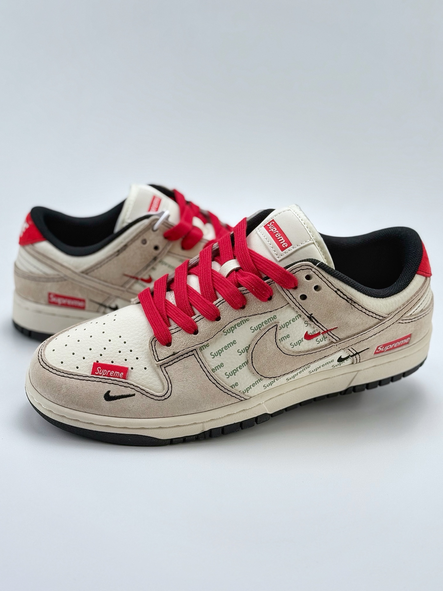 240 Nike SB Dunk Low x Supreme 白灰红三小钩  XS1086-024