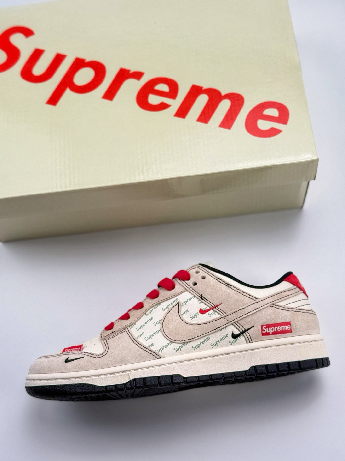 240 Nike SB Dunk Low x Supreme 白灰红三小钩  XS1086-024
