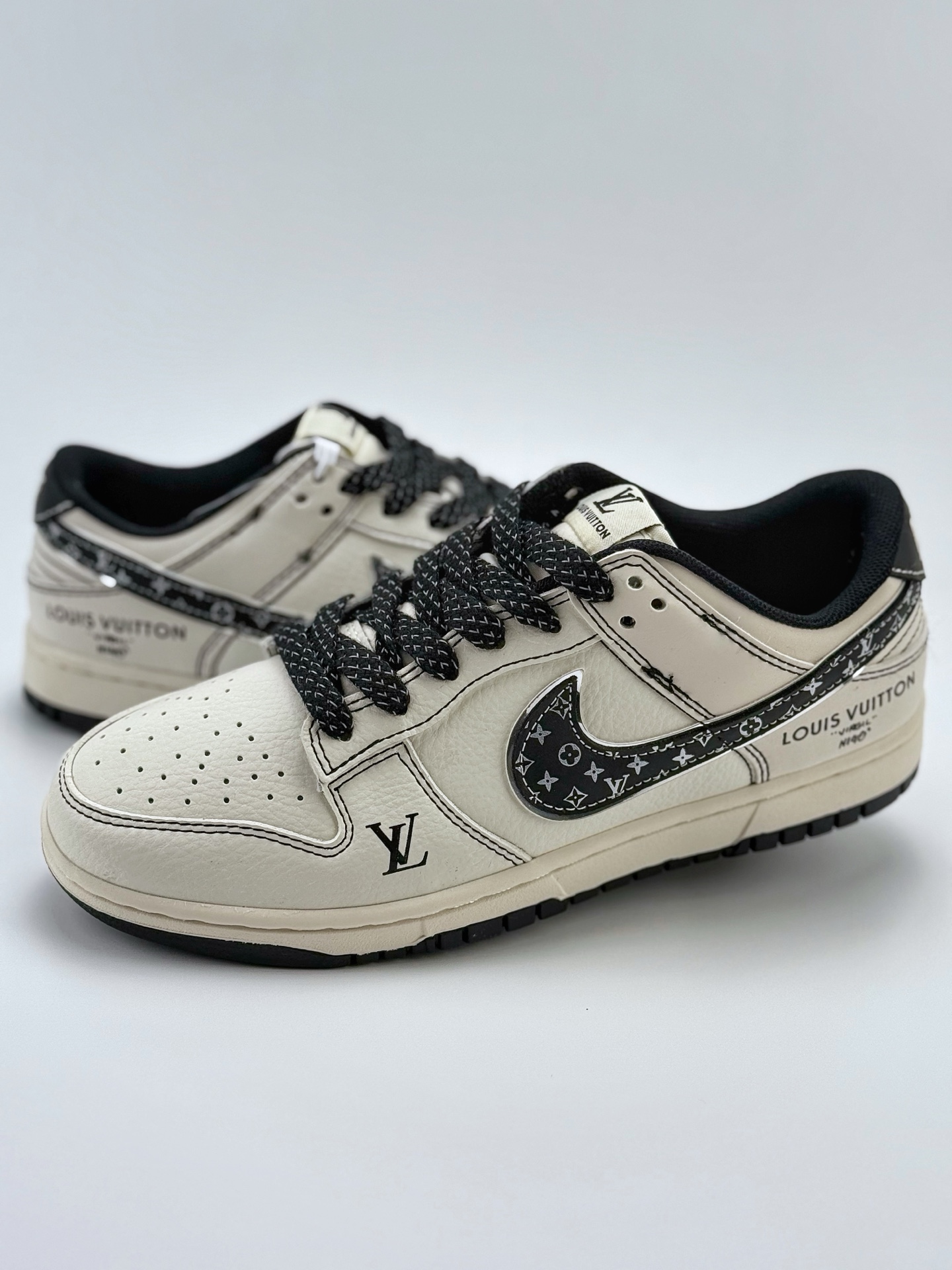 240 Nike SB Dunk Low x Louis Vuitton 白黑满天星  JY6988-105