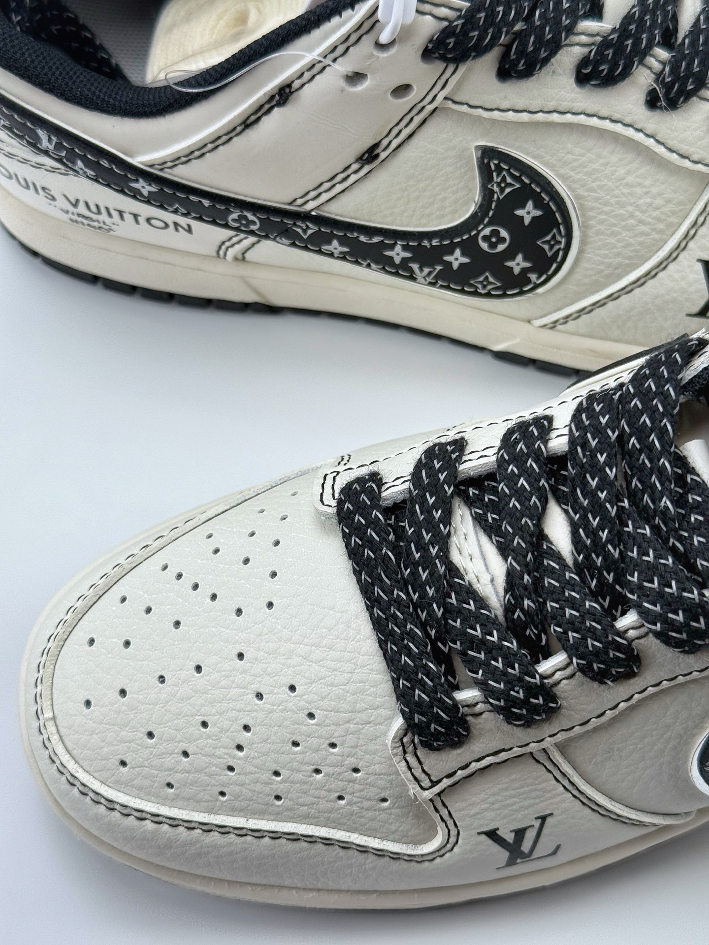 240 Nike SB Dunk Low x Louis Vuitton 白黑满天星  JY6988-105