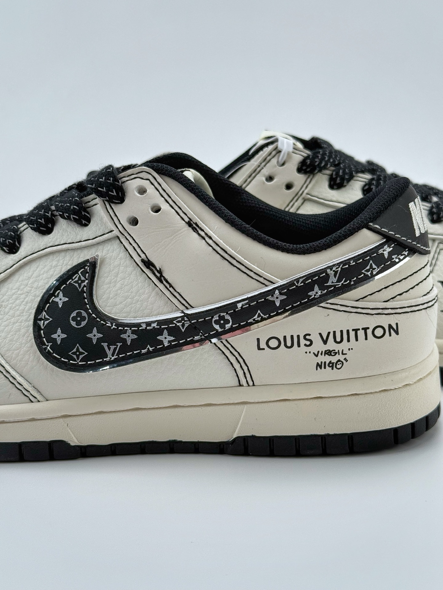 240 Nike SB Dunk Low x Louis Vuitton 白黑满天星  JY6988-105