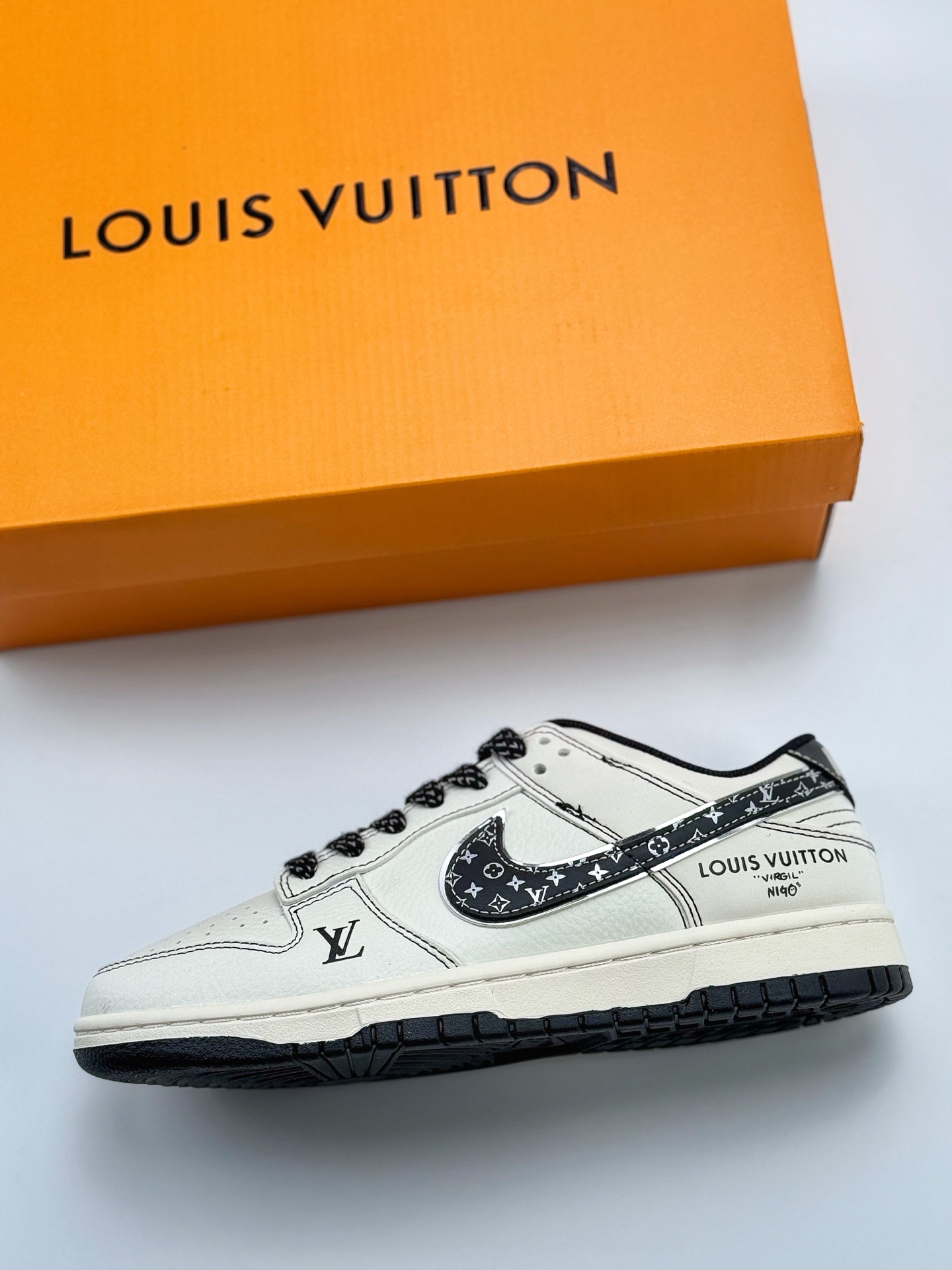 240 Nike SB Dunk Low x Louis Vuitton 白黑满天星  JY6988-105