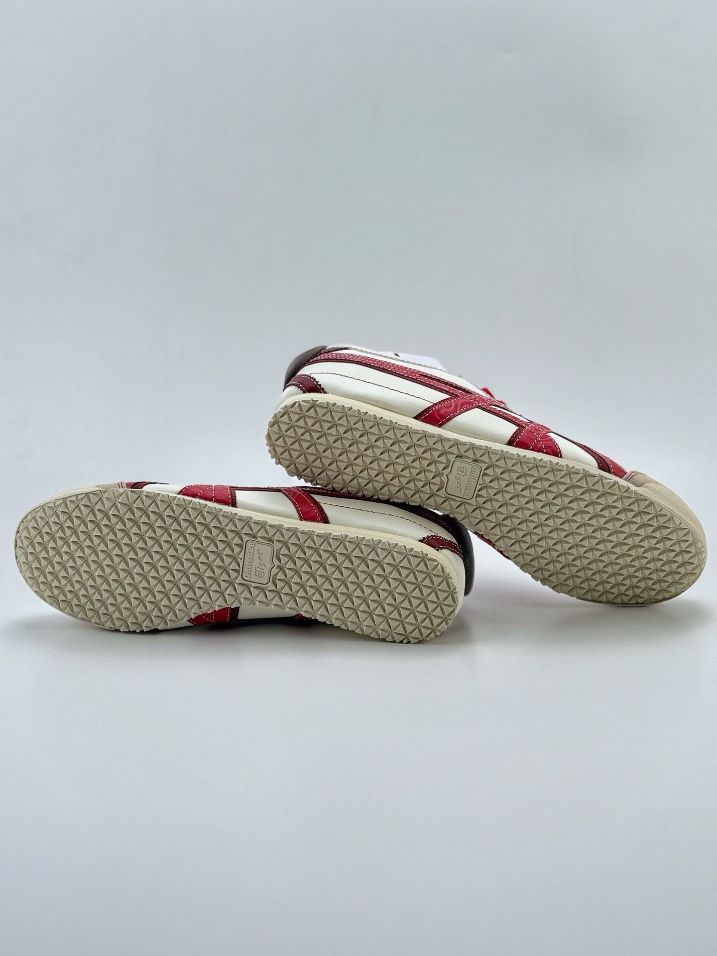 150 Onitsuka Tiger  Mexico 66 Paraty 百搭单品 蛇年限定 CNY ”Year Of The Snake” 白红 板鞋 1183C391-100