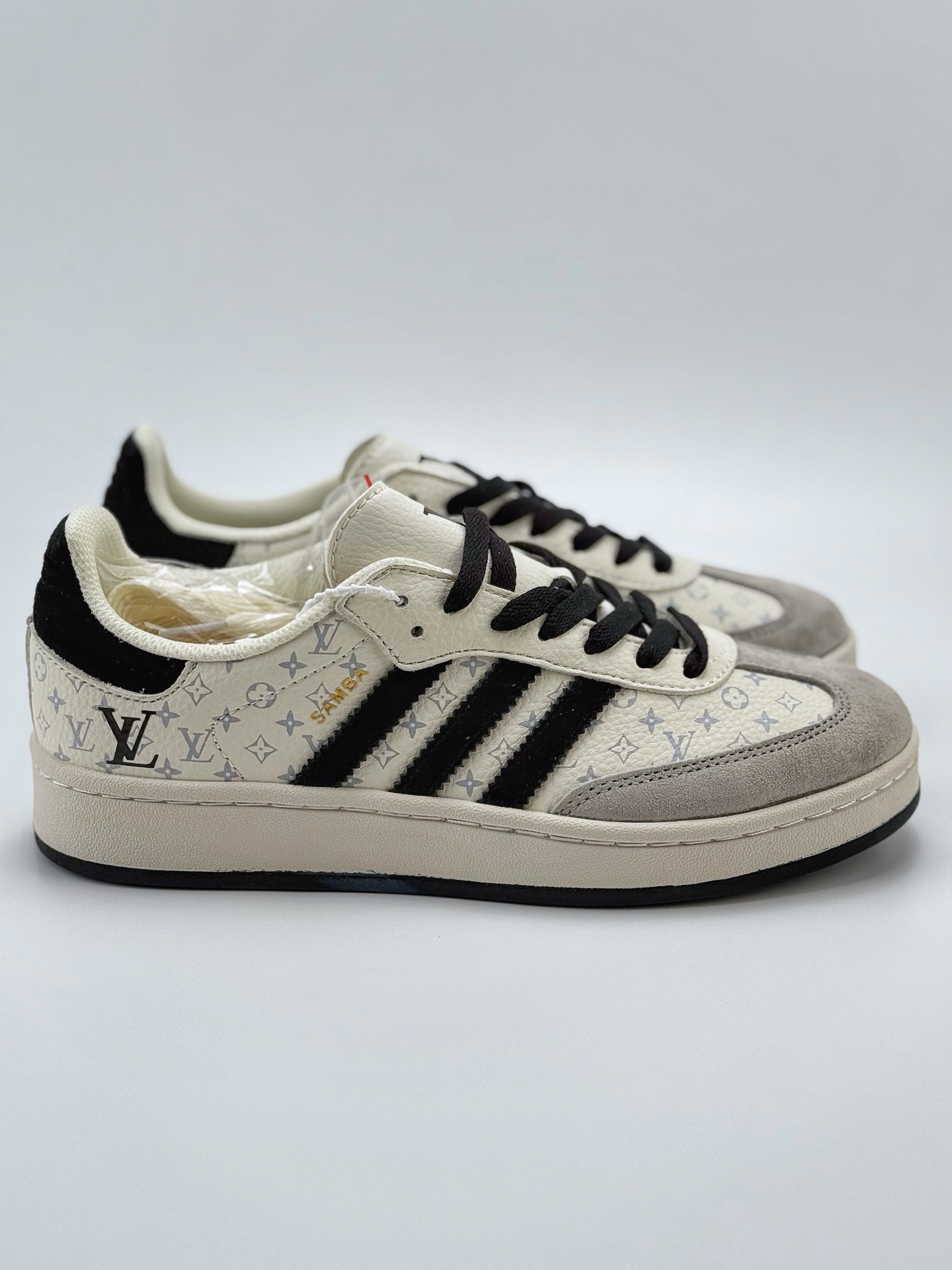 220 adidas Originals Gazelle INdoor x Louis Vuitton 白黑 三叶草休闲防滑耐磨低帮板鞋  LJ9901