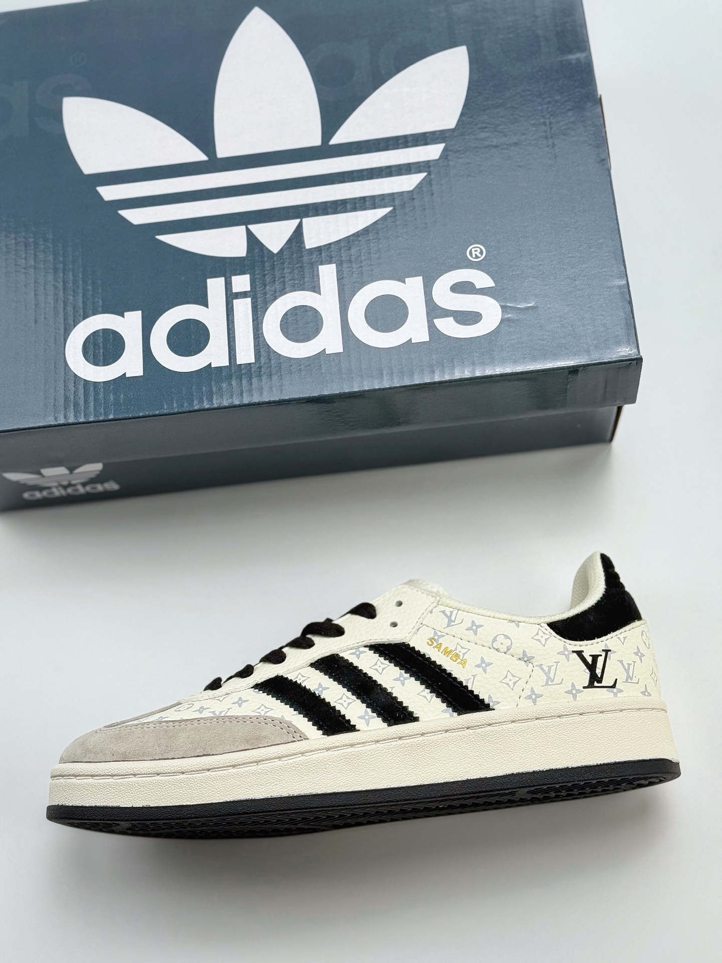 220 adidas Originals Gazelle INdoor x Louis Vuitton 白黑 三叶草休闲防滑耐磨低帮板鞋  LJ9901