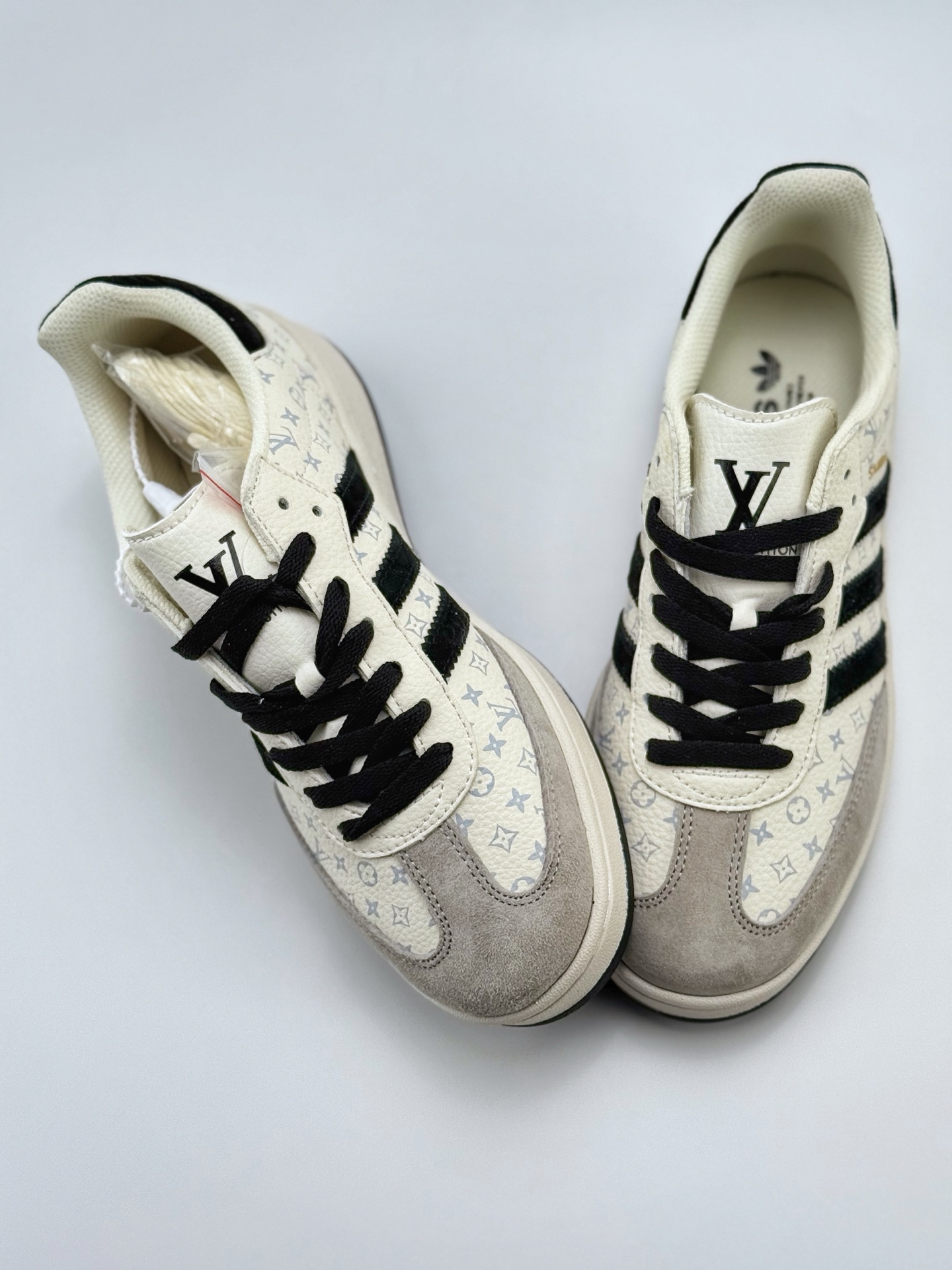 220 adidas Originals Gazelle INdoor x Louis Vuitton 白黑 三叶草休闲防滑耐磨低帮板鞋  LJ9901