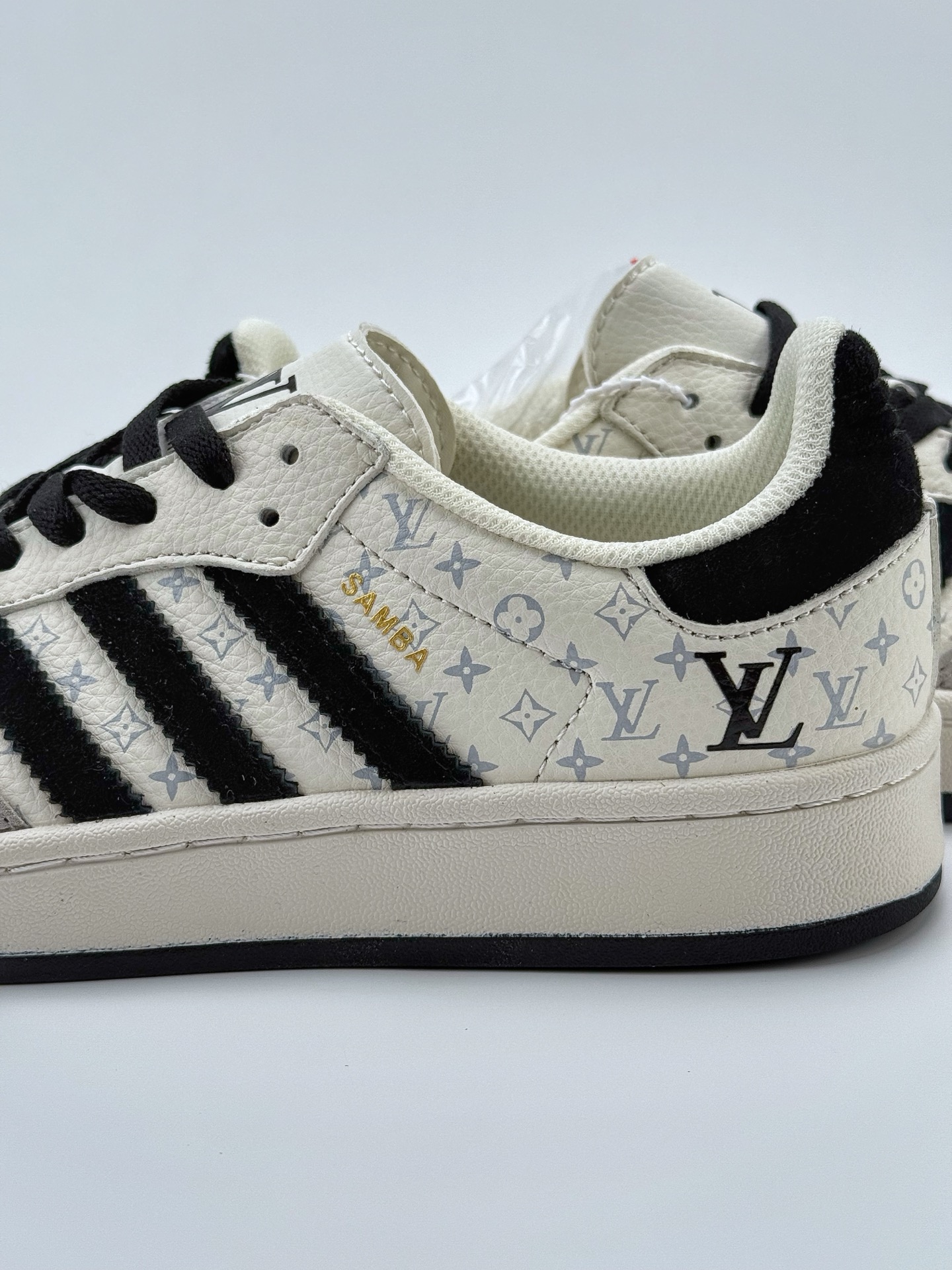 220 adidas Originals Gazelle INdoor x Louis Vuitton 白黑 三叶草休闲防滑耐磨低帮板鞋  LJ9901