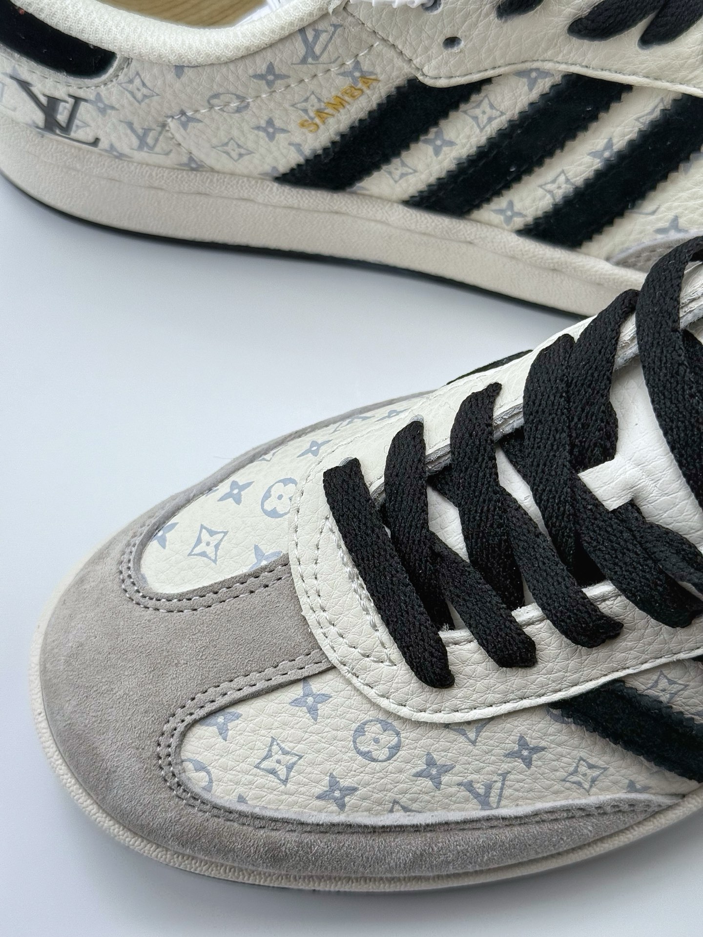 220 adidas Originals Gazelle INdoor x Louis Vuitton 白黑 三叶草休闲防滑耐磨低帮板鞋  LJ9901