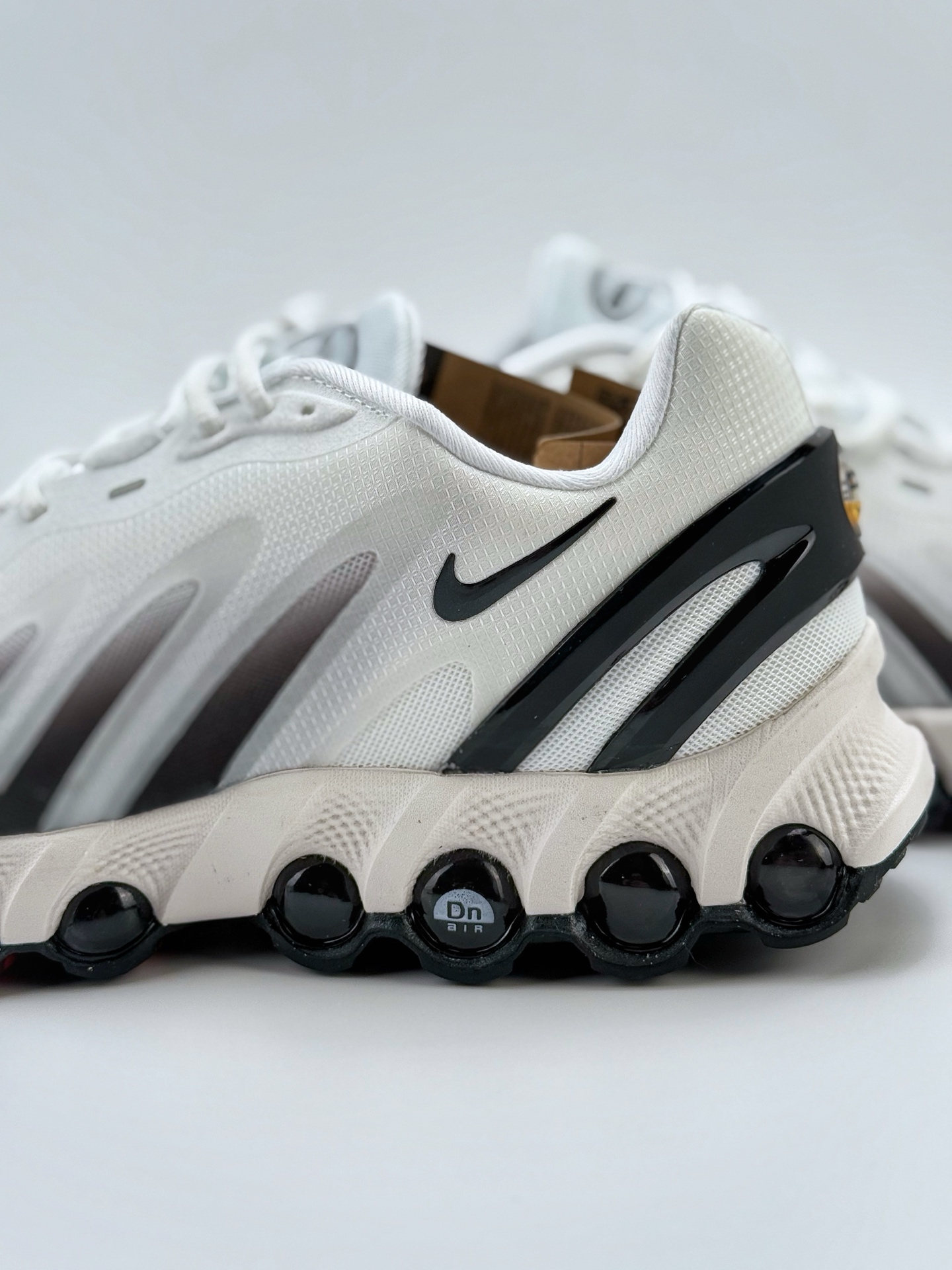 190 Nike Air Max DN8 复古减震气垫跑鞋  FQ7860-100